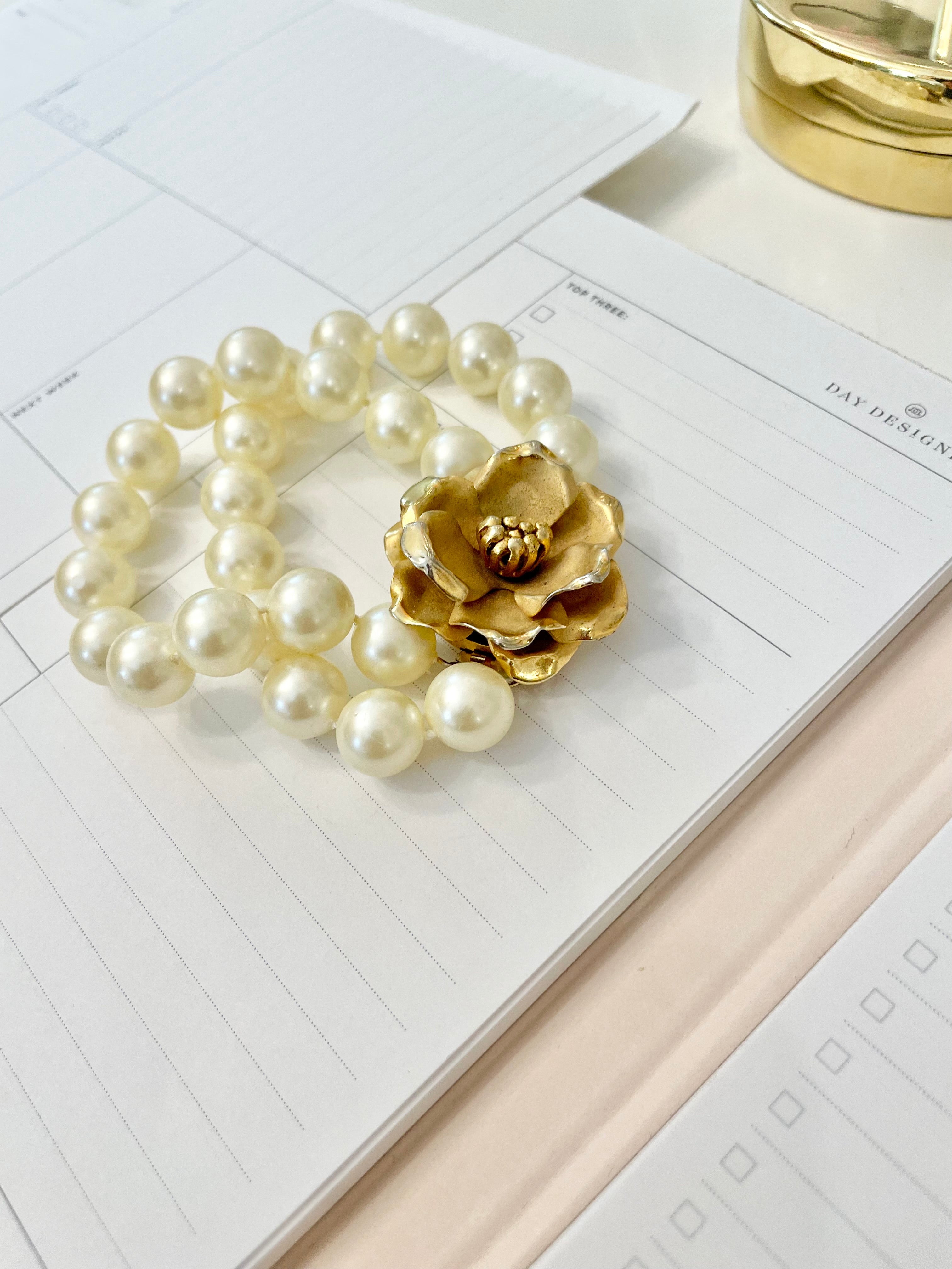 1960's charming pearl bracelet with lovely large gold flower clasp!