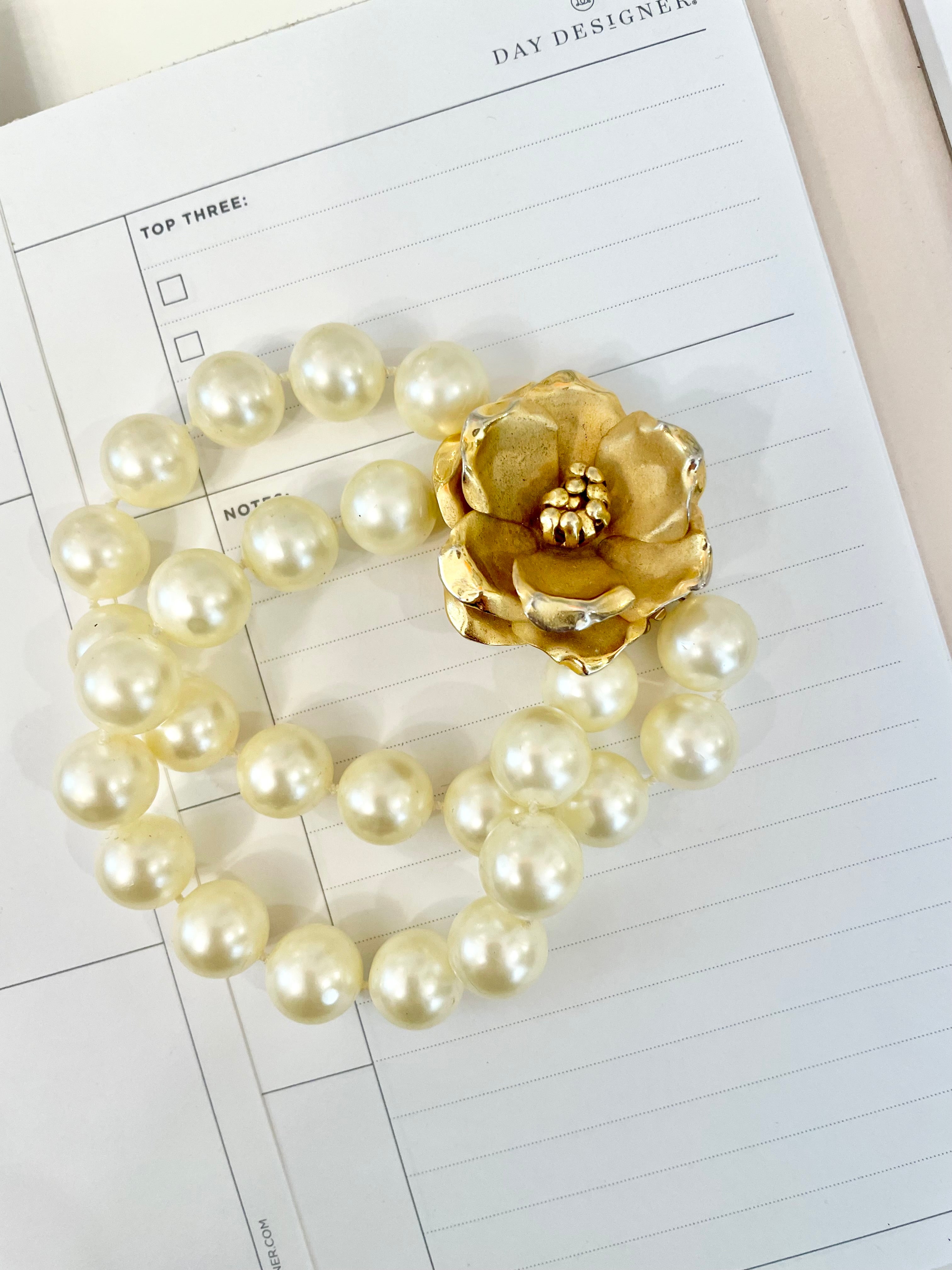 1960's charming pearl bracelet with lovely large gold flower clasp!