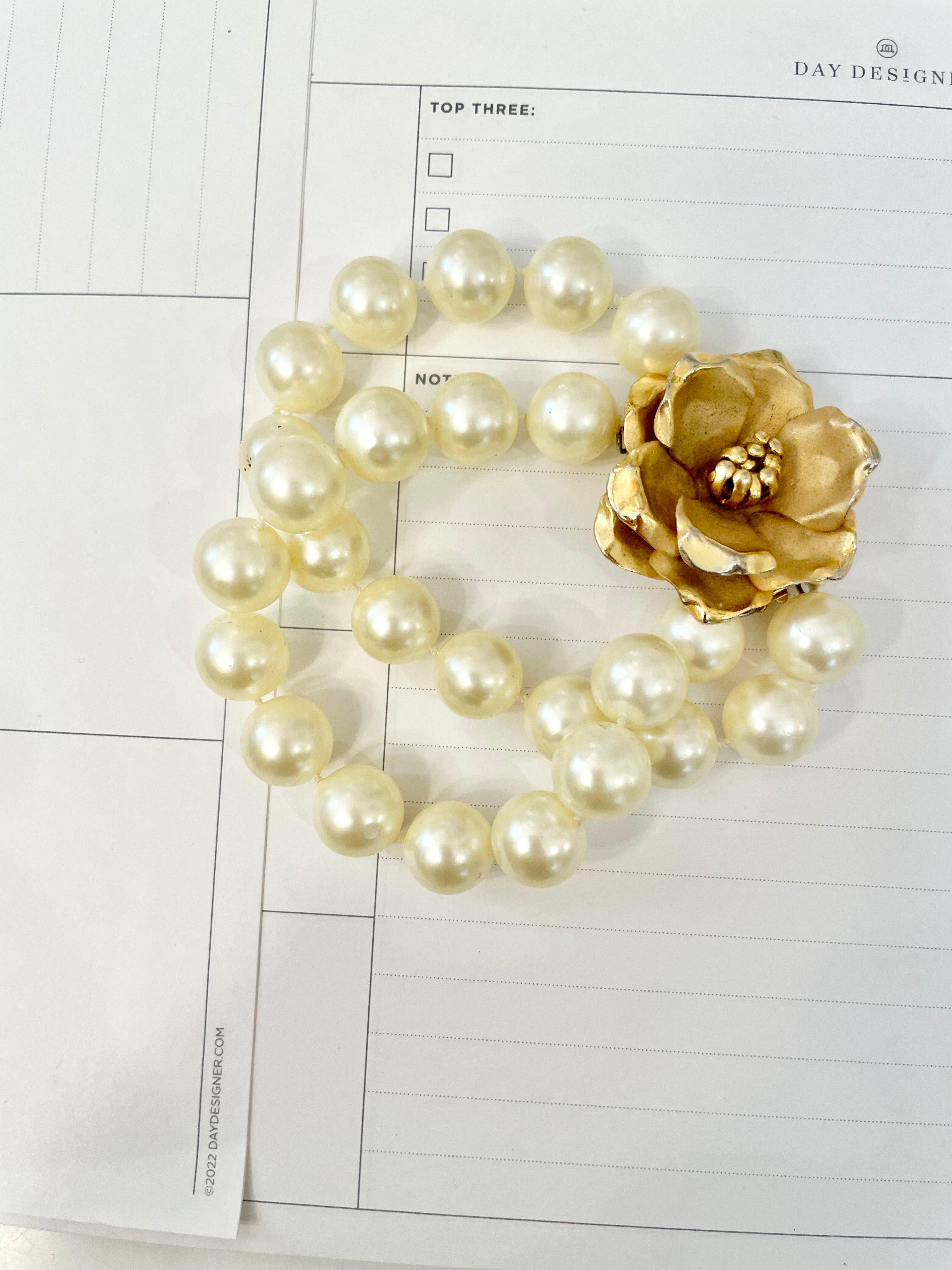 1960's charming pearl bracelet with lovely large gold flower clasp!