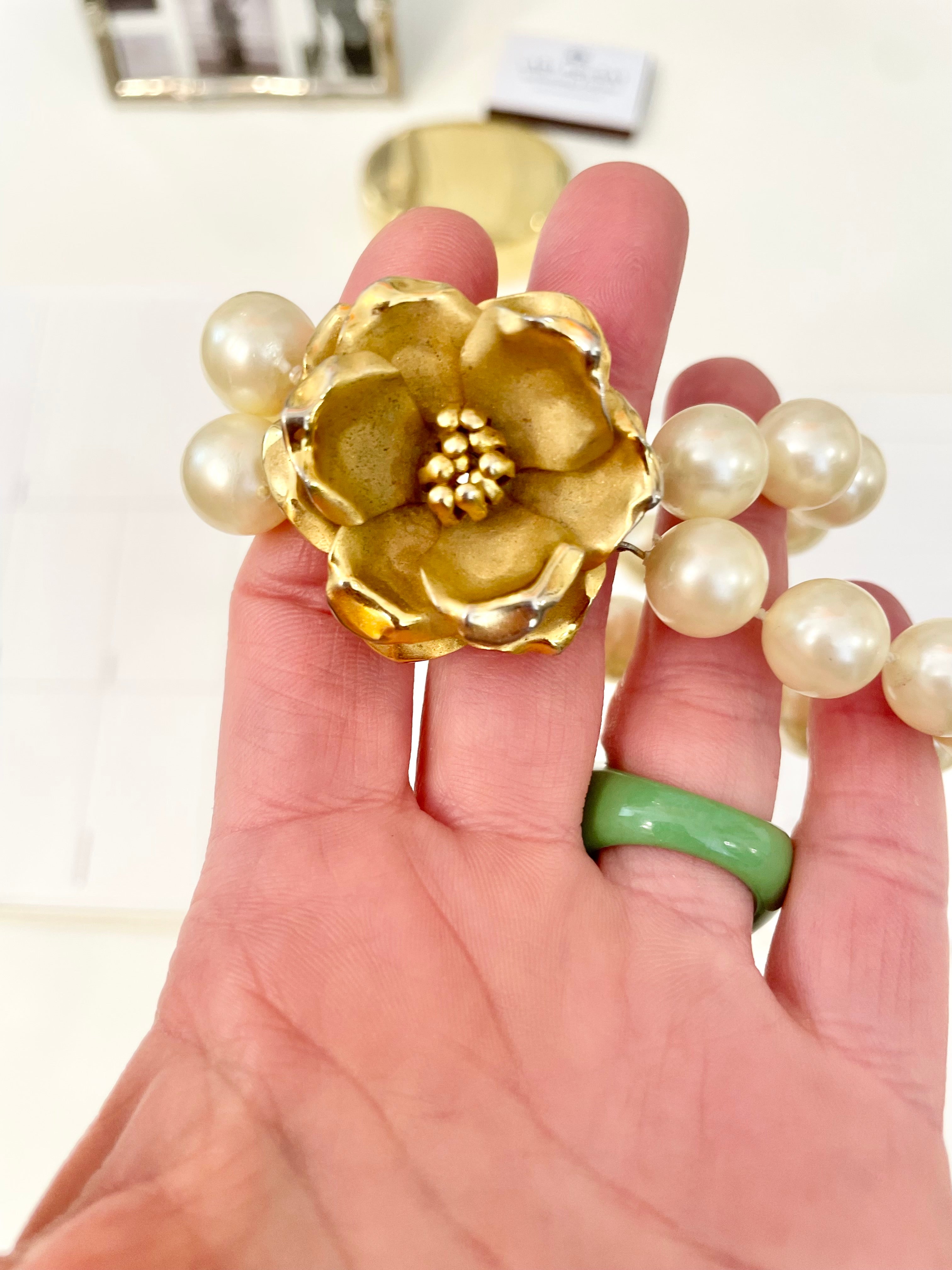 1960's charming pearl bracelet with lovely large gold flower clasp!