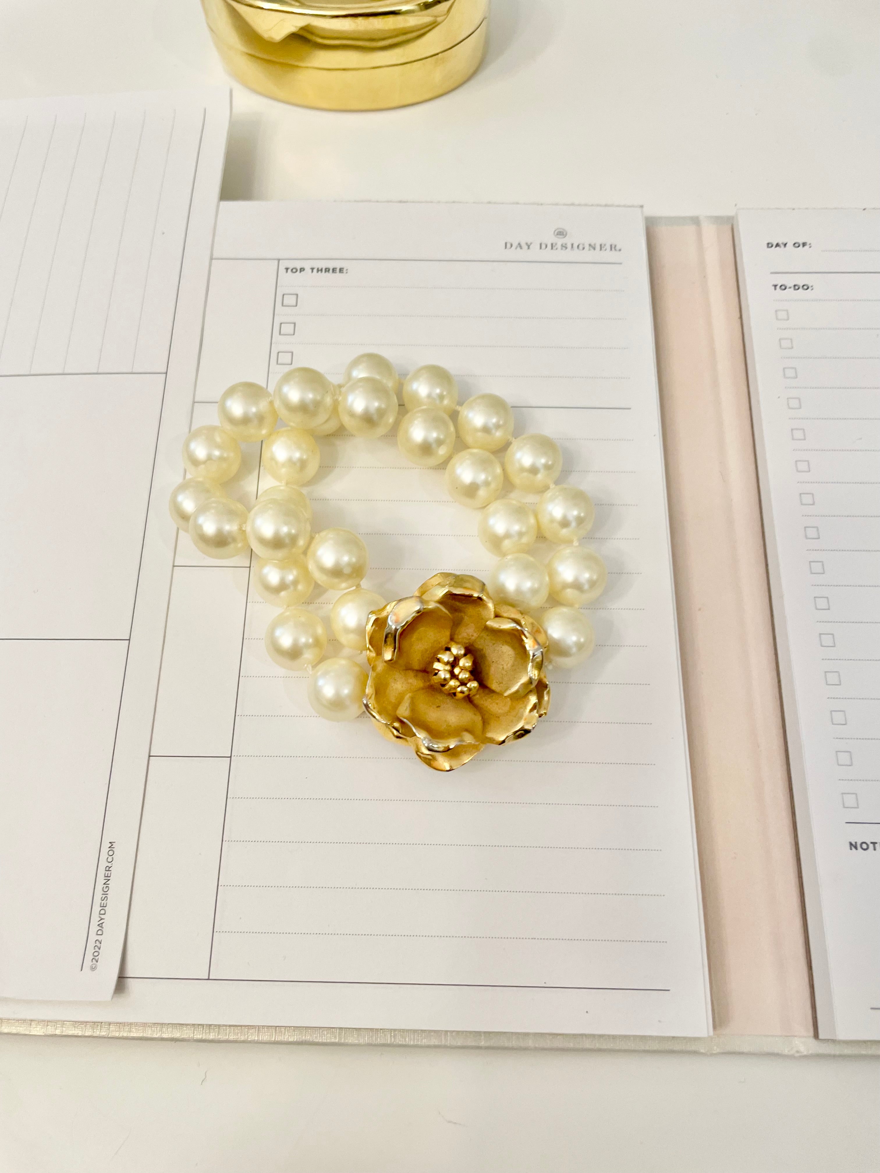 1960's charming pearl bracelet with lovely large gold flower clasp!