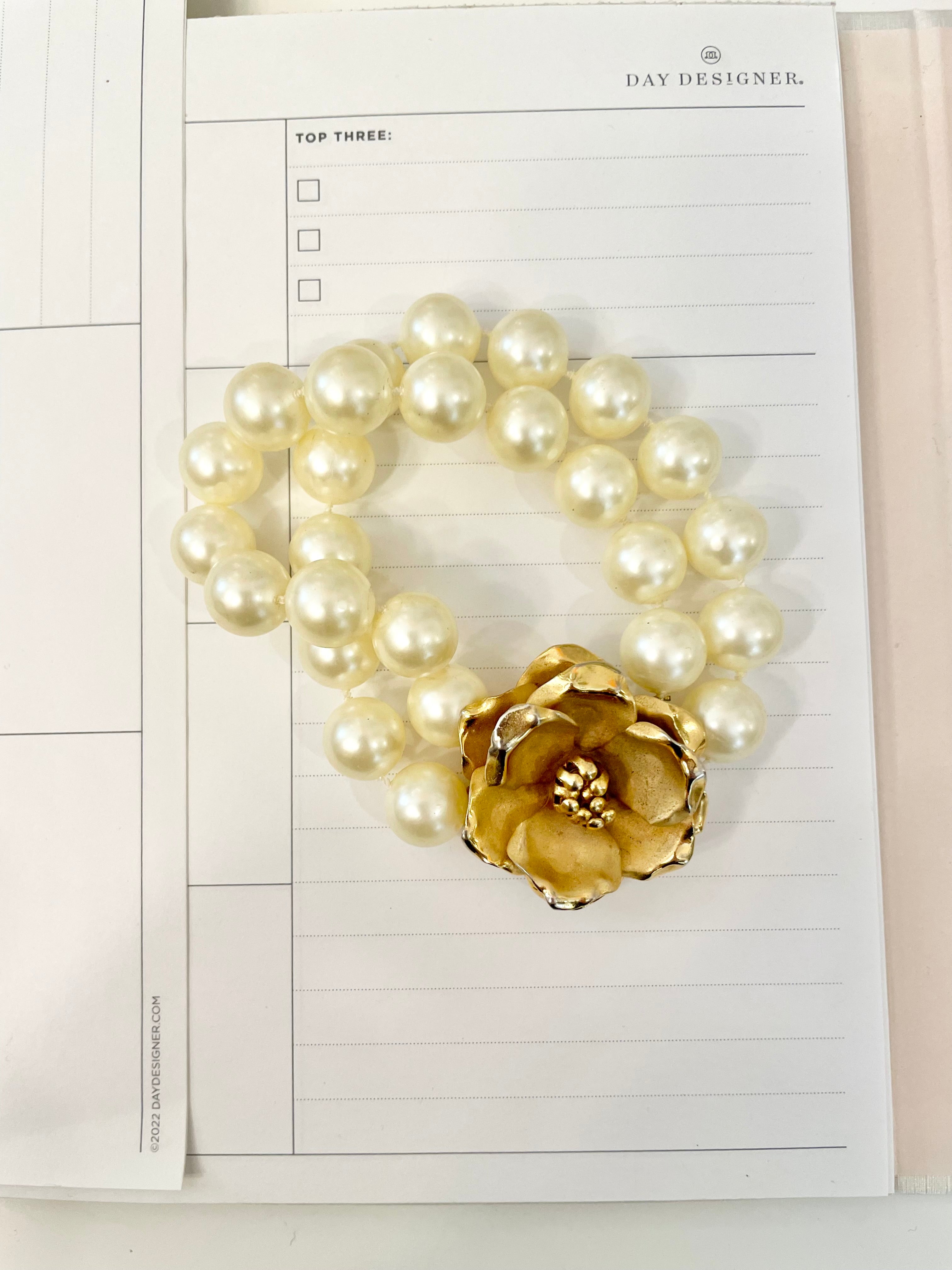 1960's charming pearl bracelet with lovely large gold flower clasp!