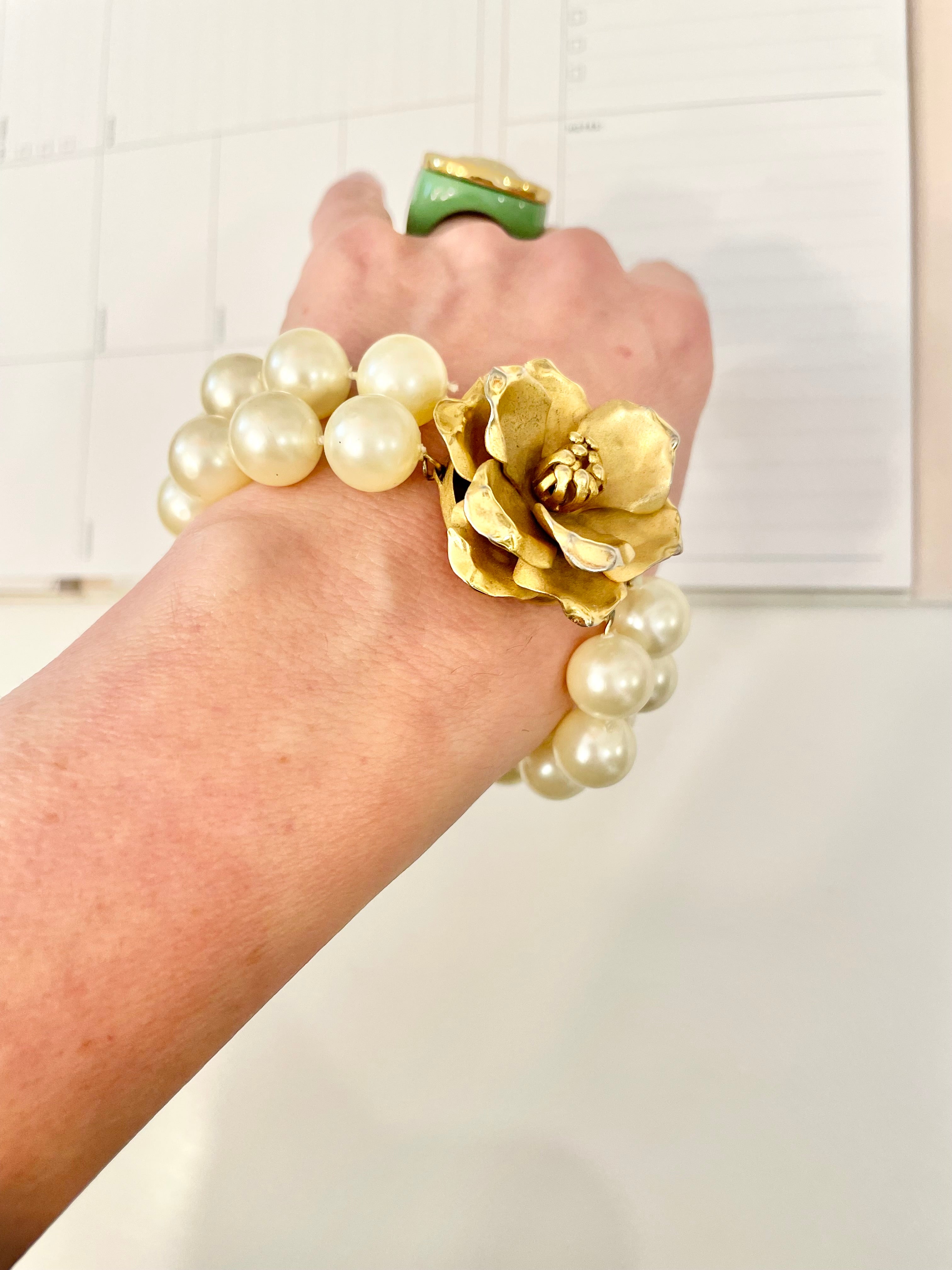 1960's charming pearl bracelet with lovely large gold flower clasp!