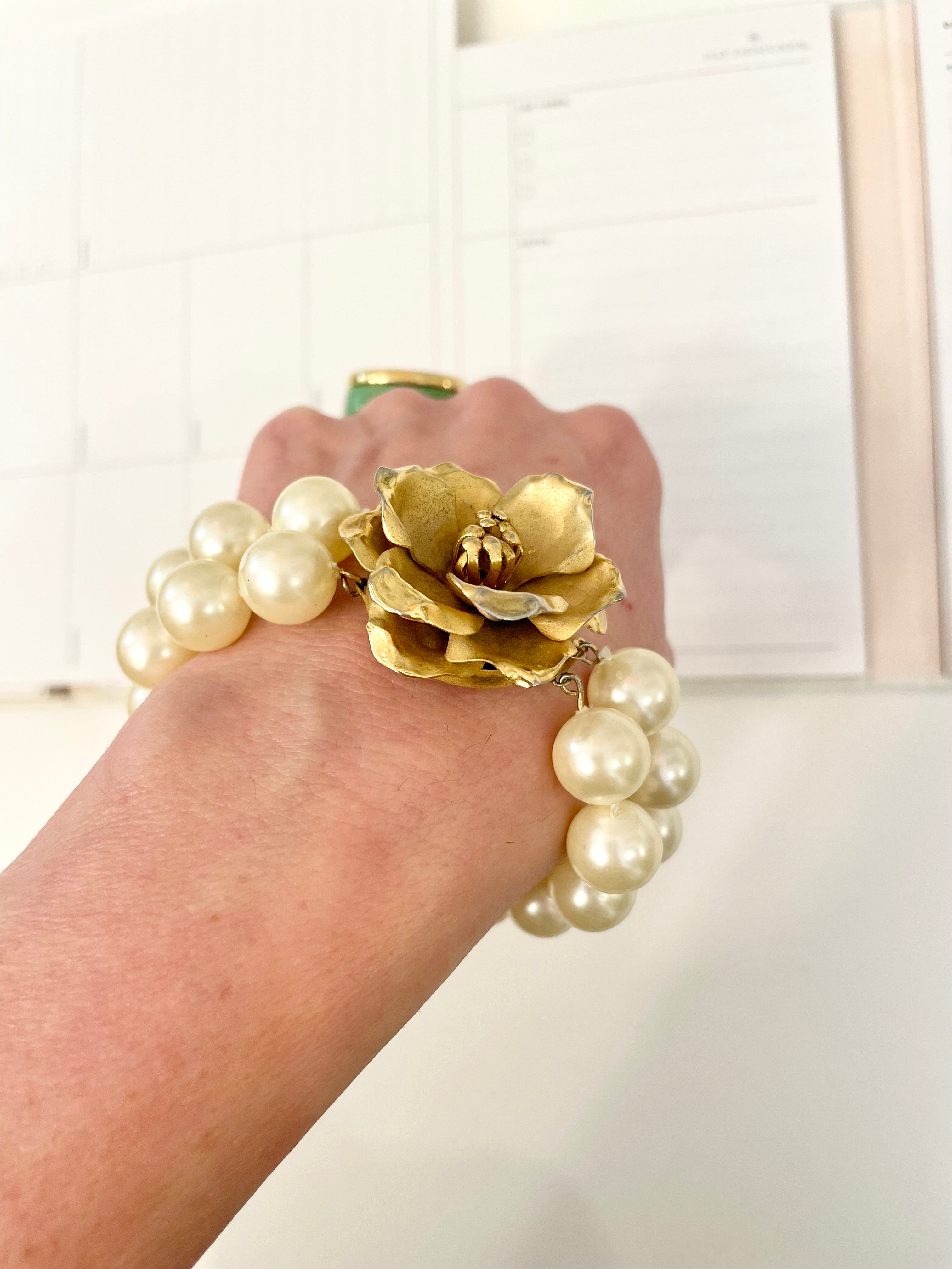 1960's charming pearl bracelet with lovely large gold flower clasp!