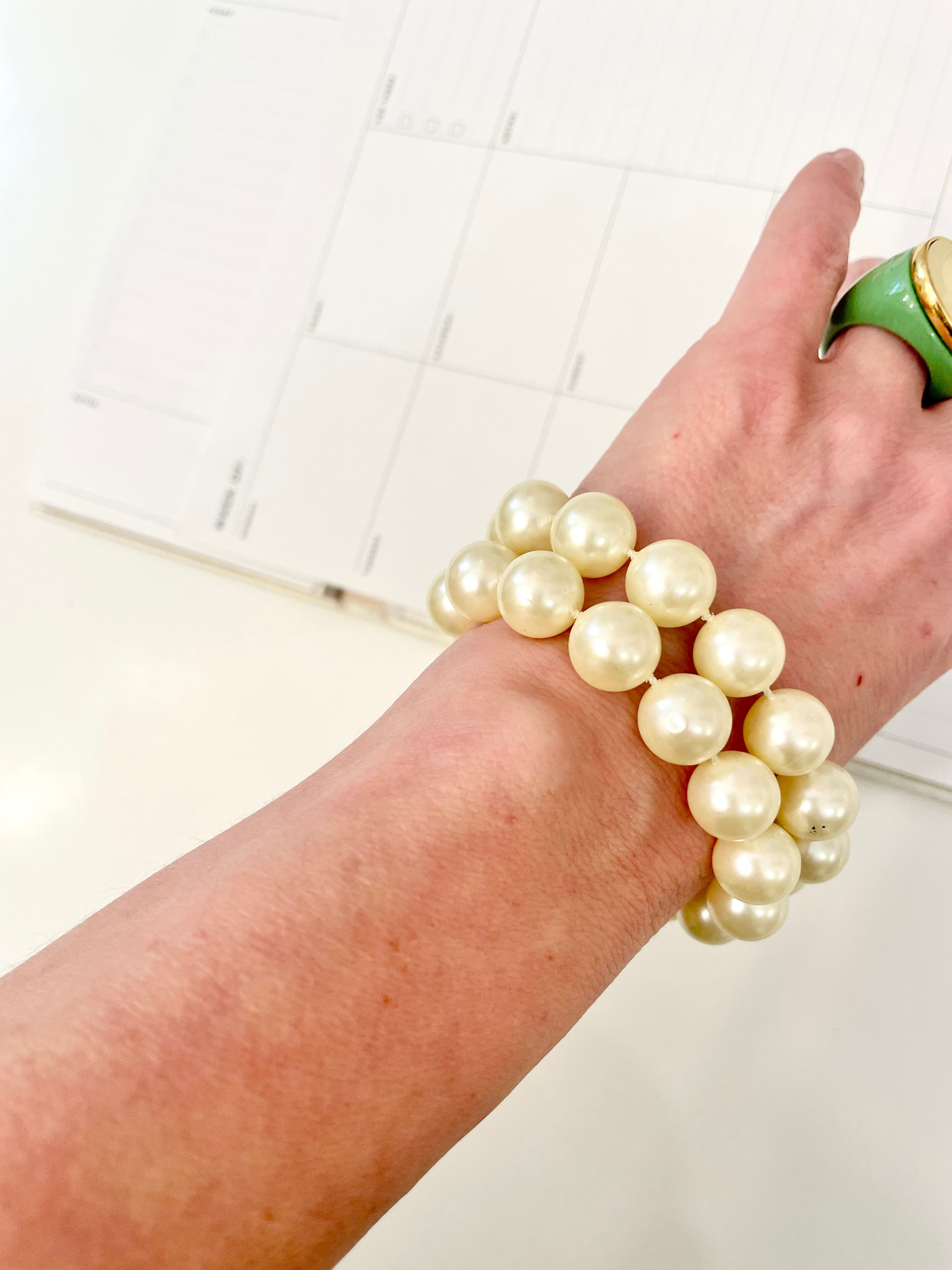 1960's charming pearl bracelet with lovely large gold flower clasp!