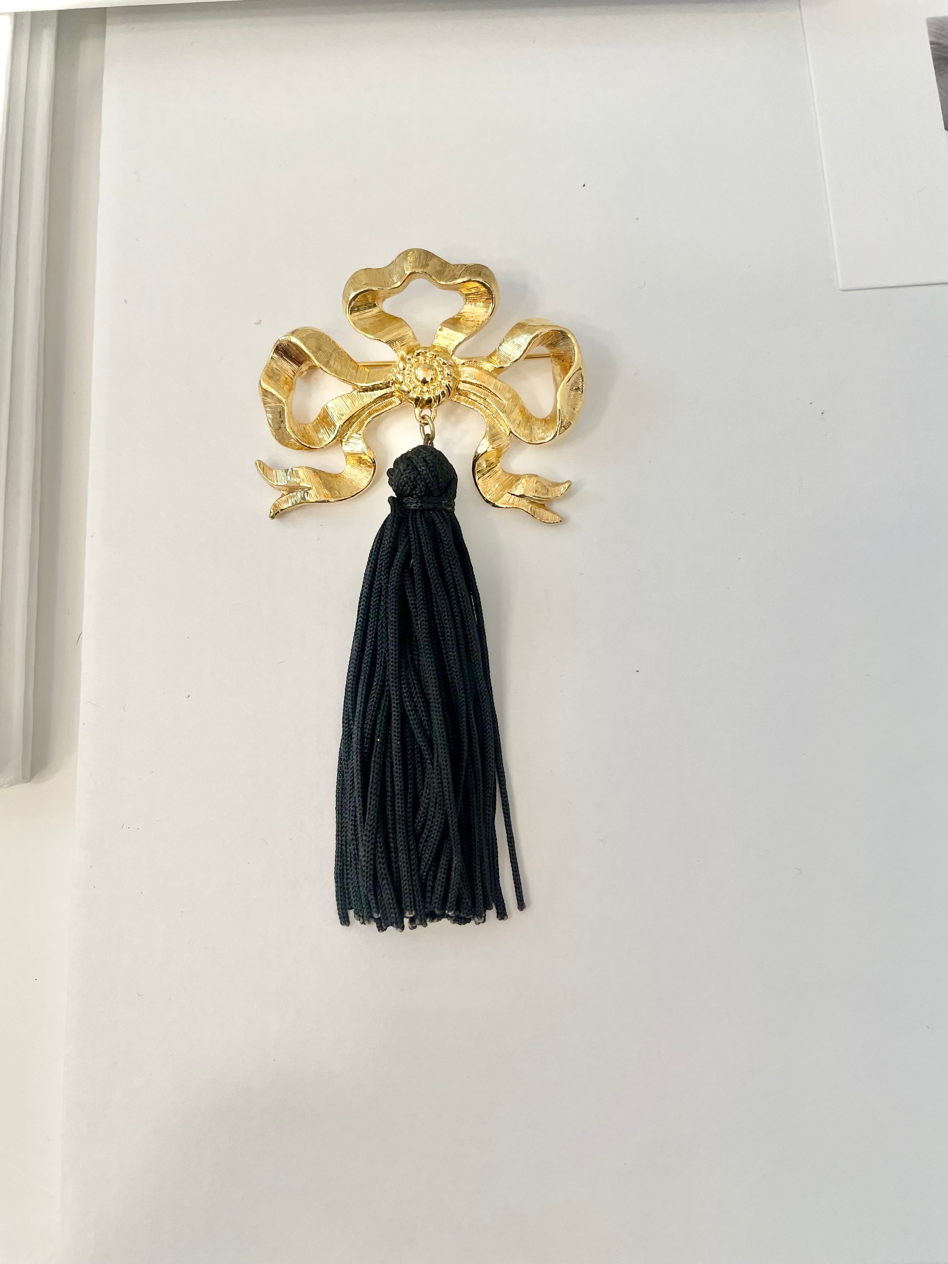 1970's super chic, gold bow tassel brooch..absolutely elegant!