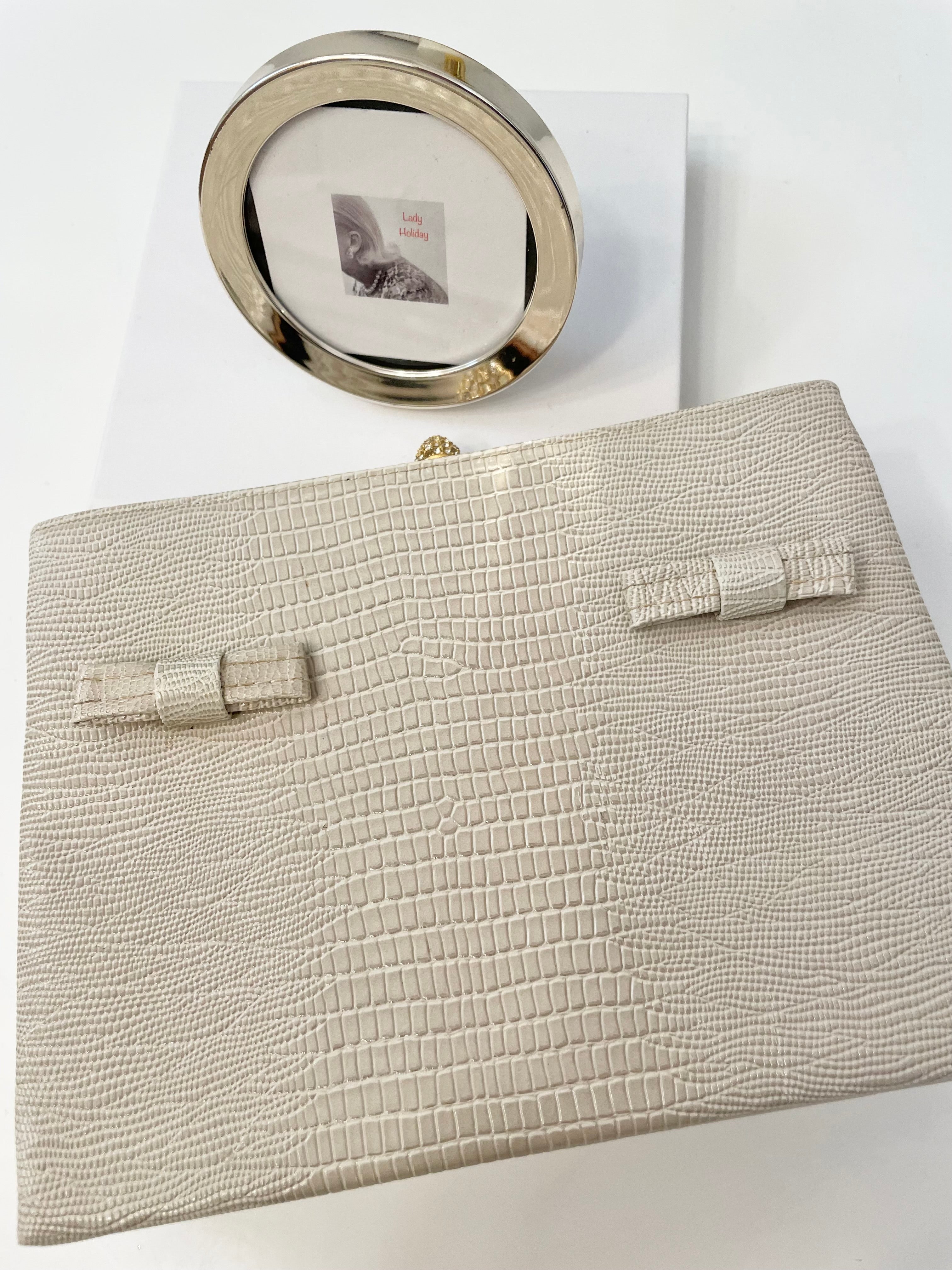 Vintage 1960's classy ivory embossed lizard ladies who lunch bag, with feminine bow details!