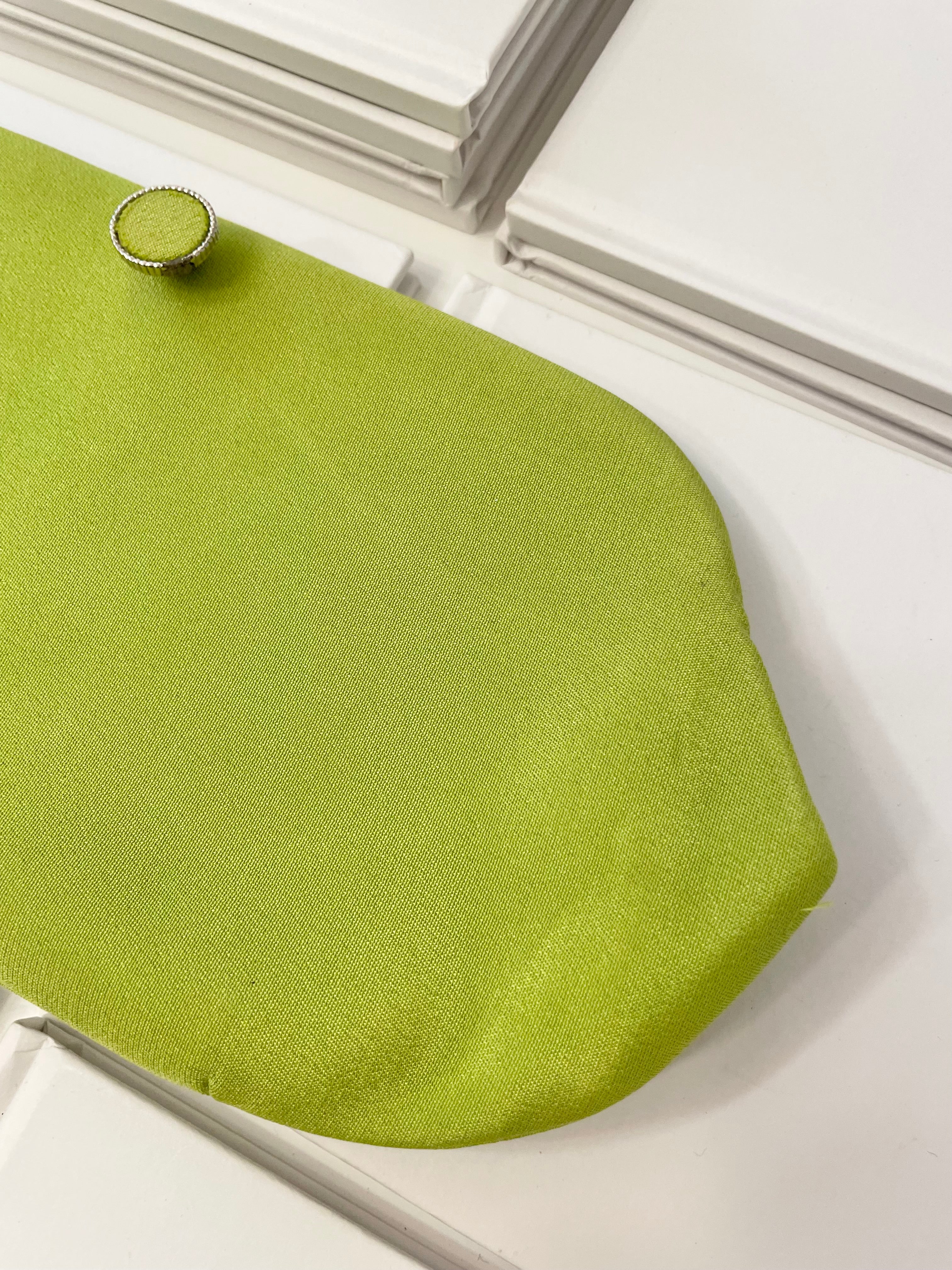 Super chic Saks Fifth Ave stunning green clutch bag.... so divine