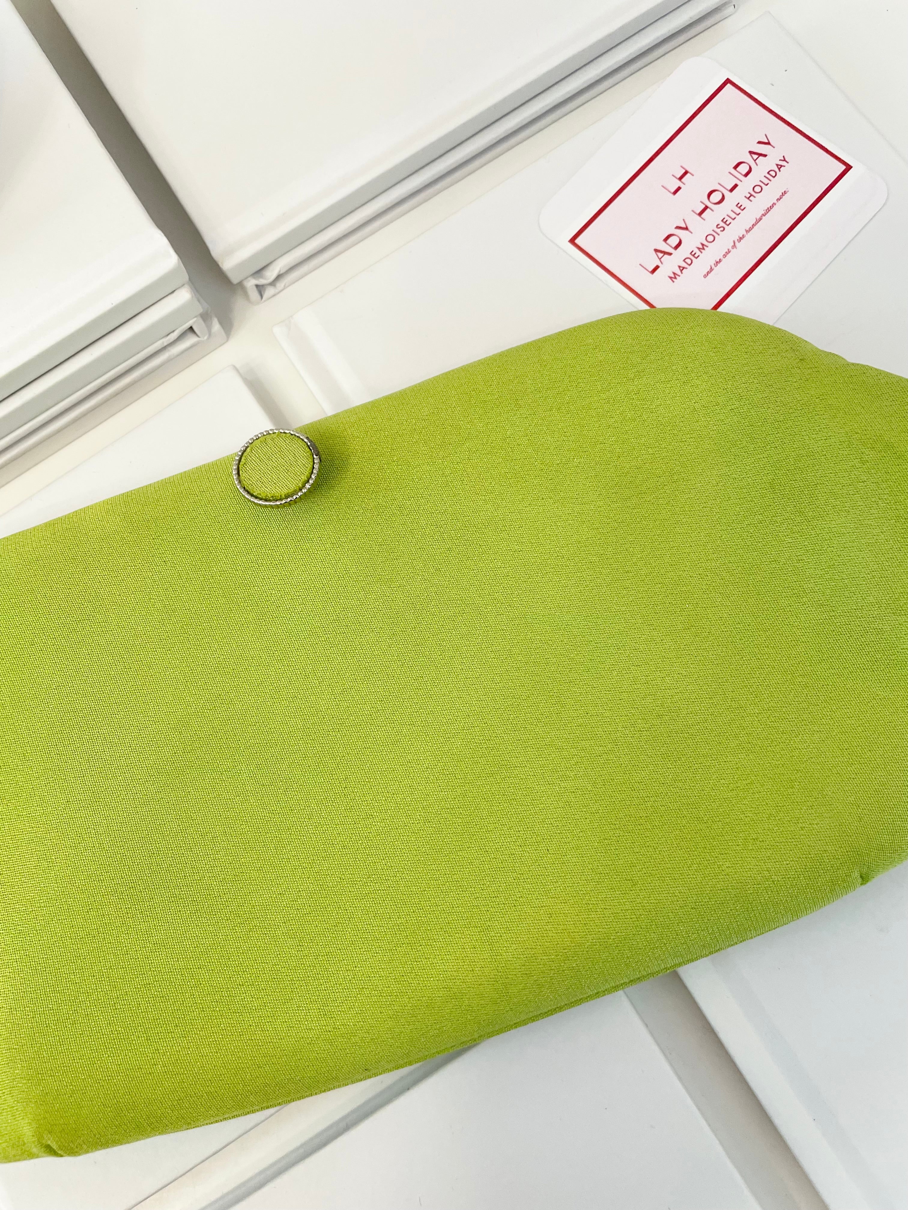 Super chic Saks Fifth Ave stunning green clutch bag.... so divine