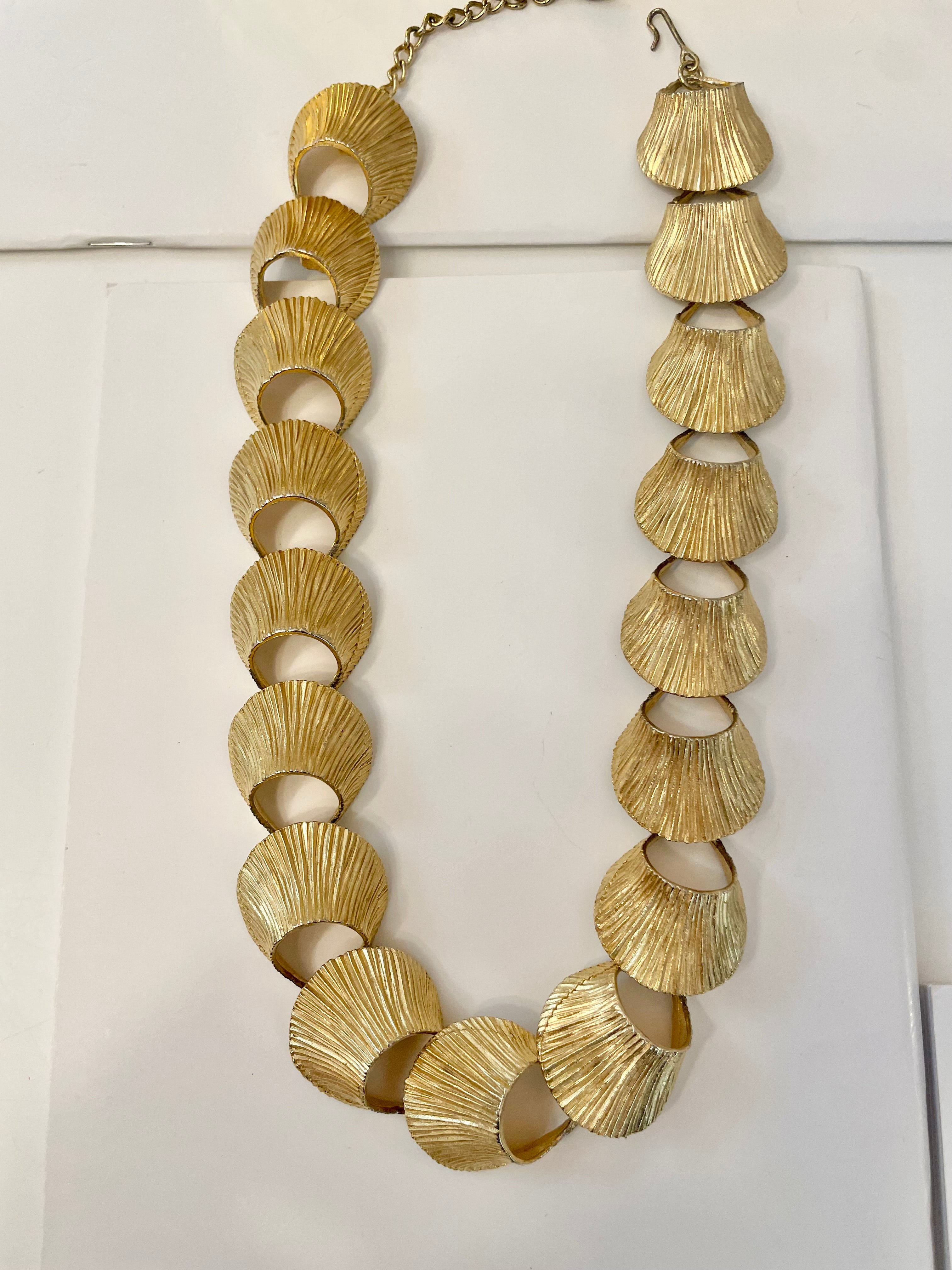 The Heiress and her love of the classy, and elegant... so adores this gold link necklace!