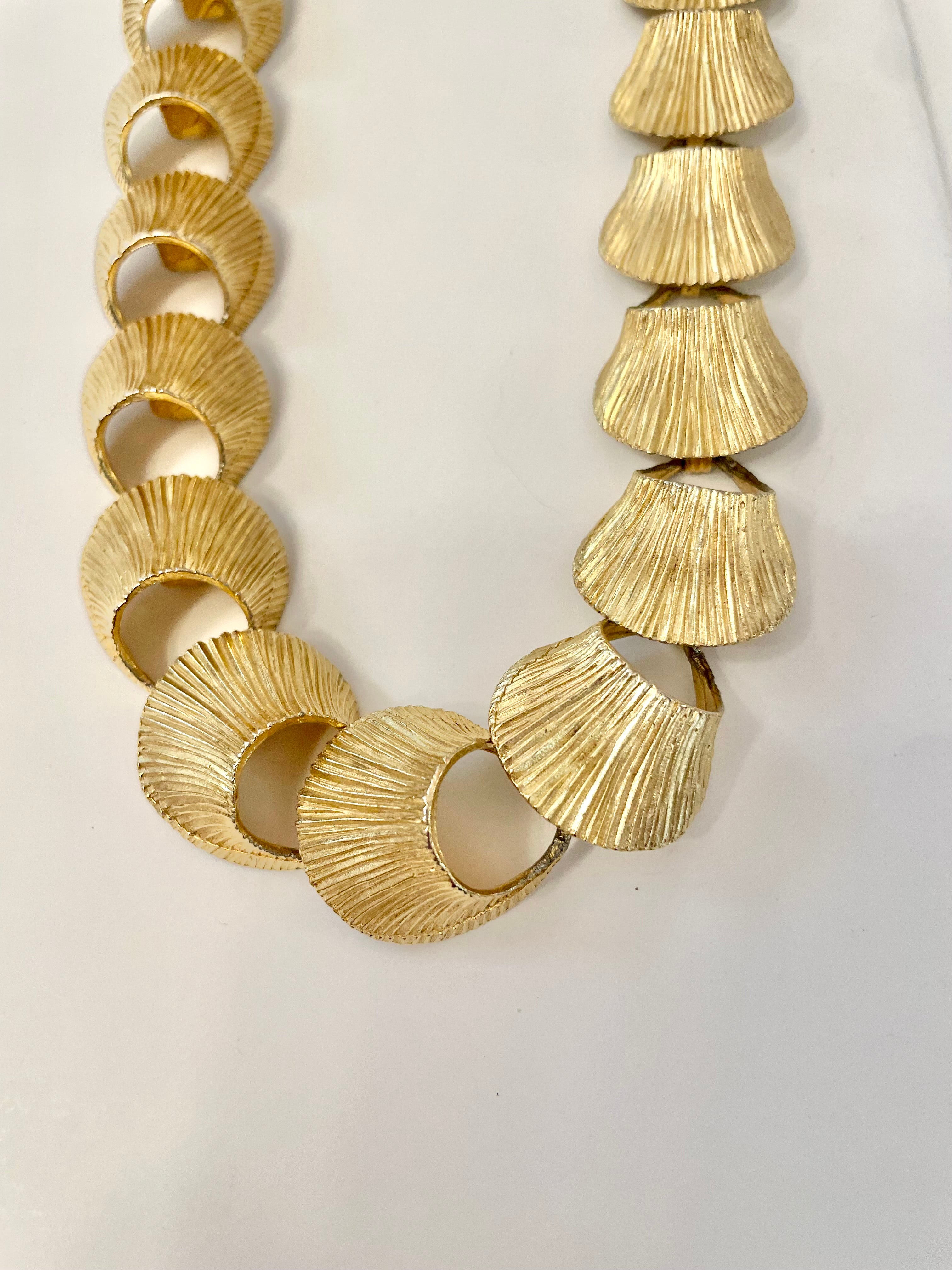 The Heiress and her love of the classy, and elegant... so adores this gold link necklace!