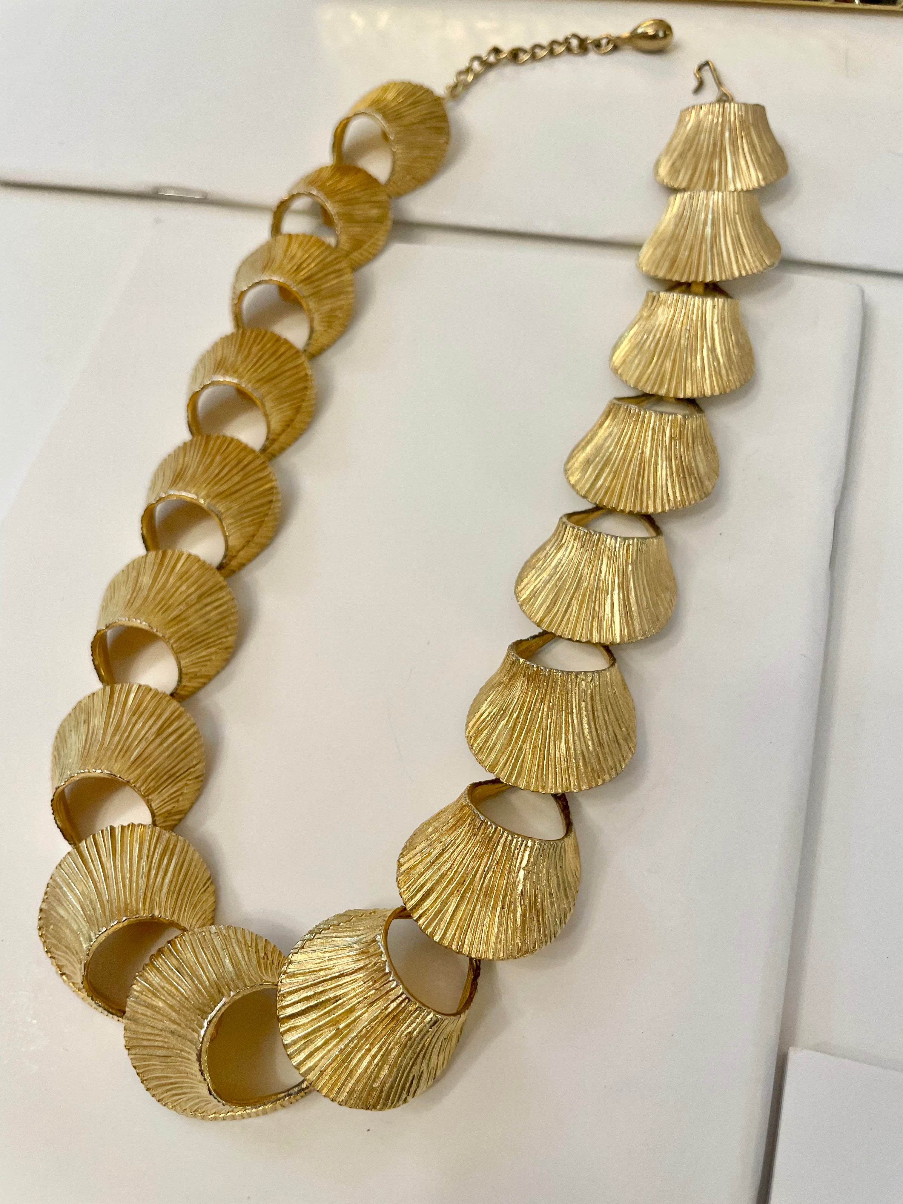 The Heiress and her love of the classy, and elegant... so adores this gold link necklace!