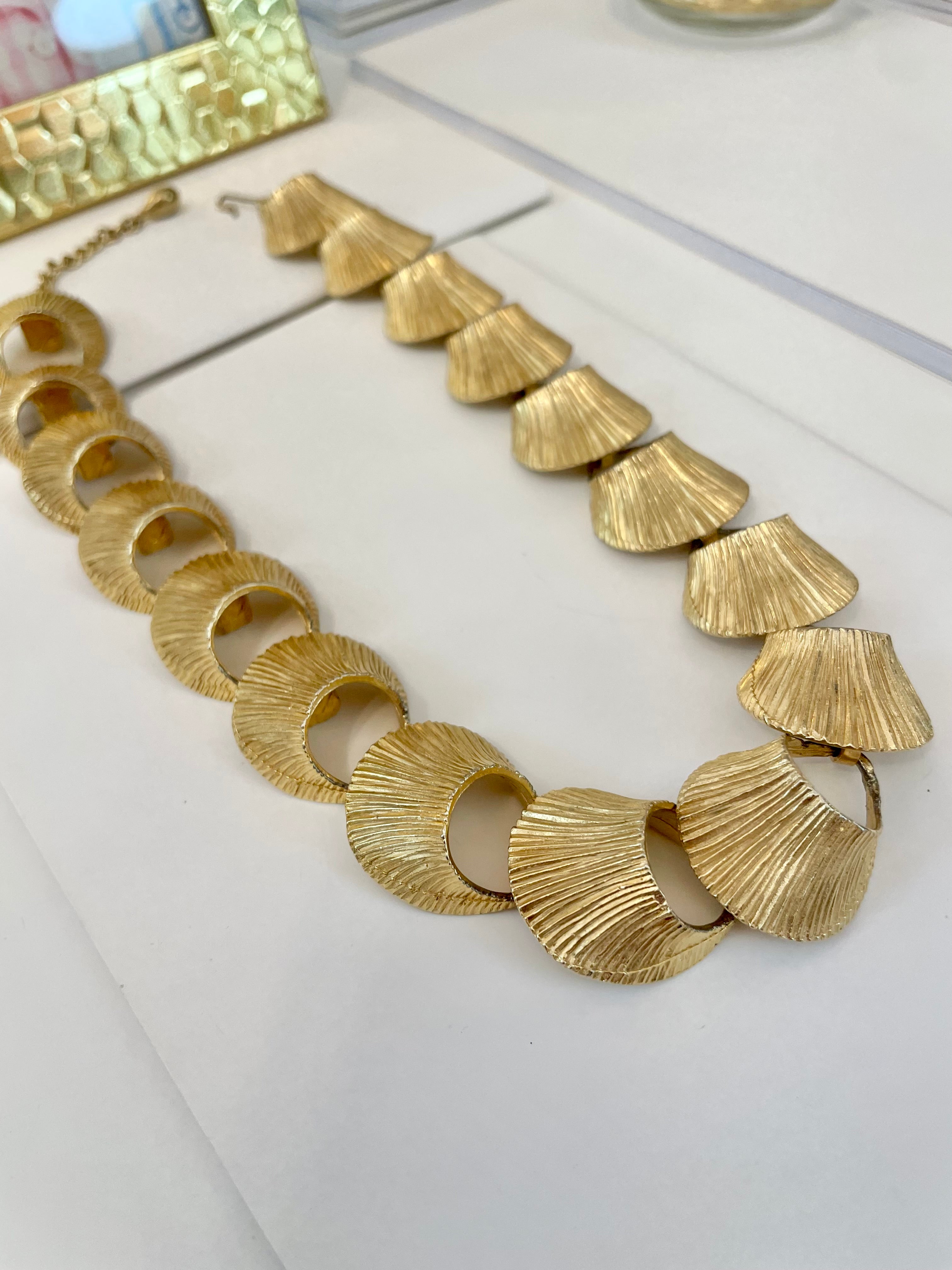 The Heiress and her love of the classy, and elegant... so adores this gold link necklace!