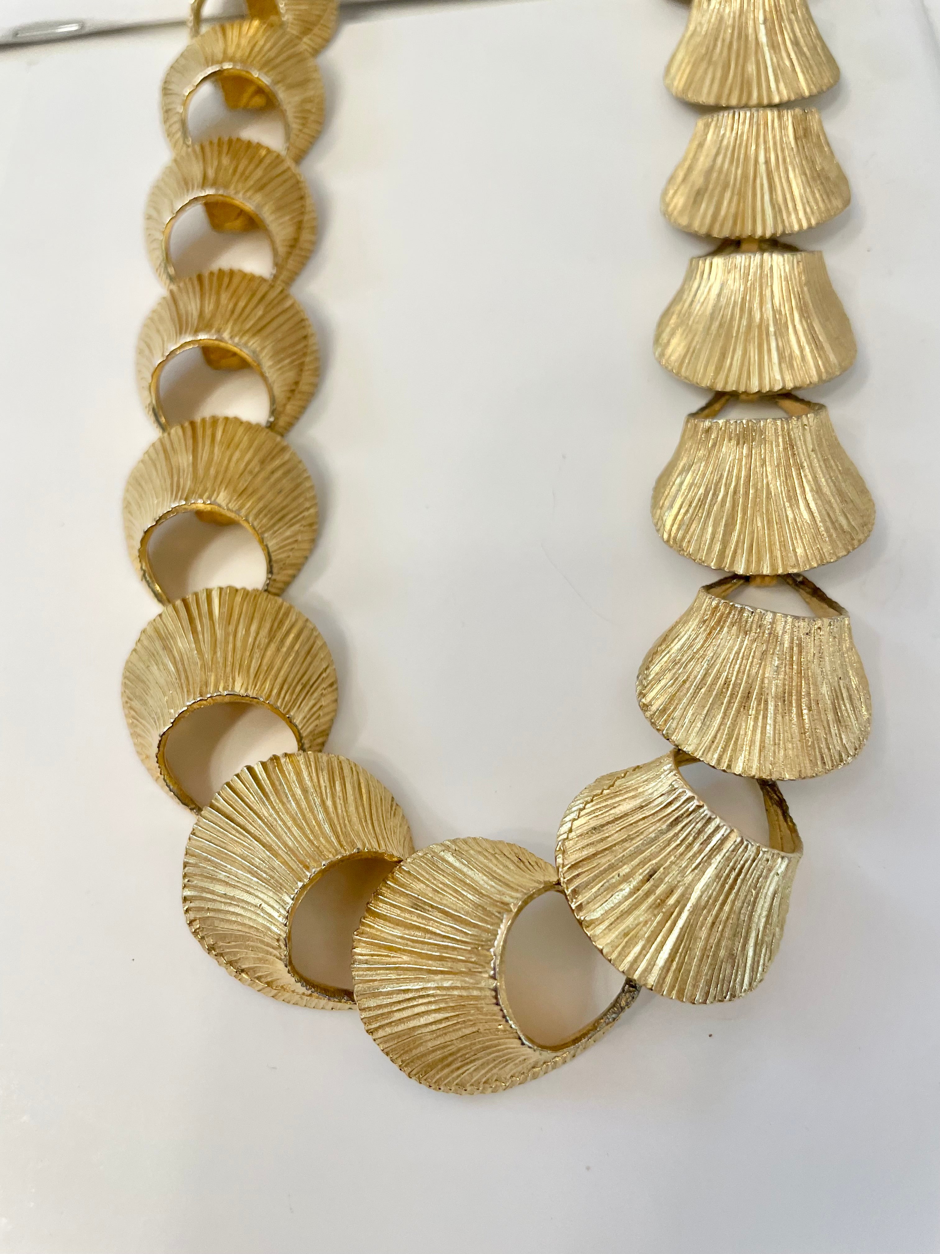 The Heiress and her love of the classy, and elegant... so adores this gold link necklace!