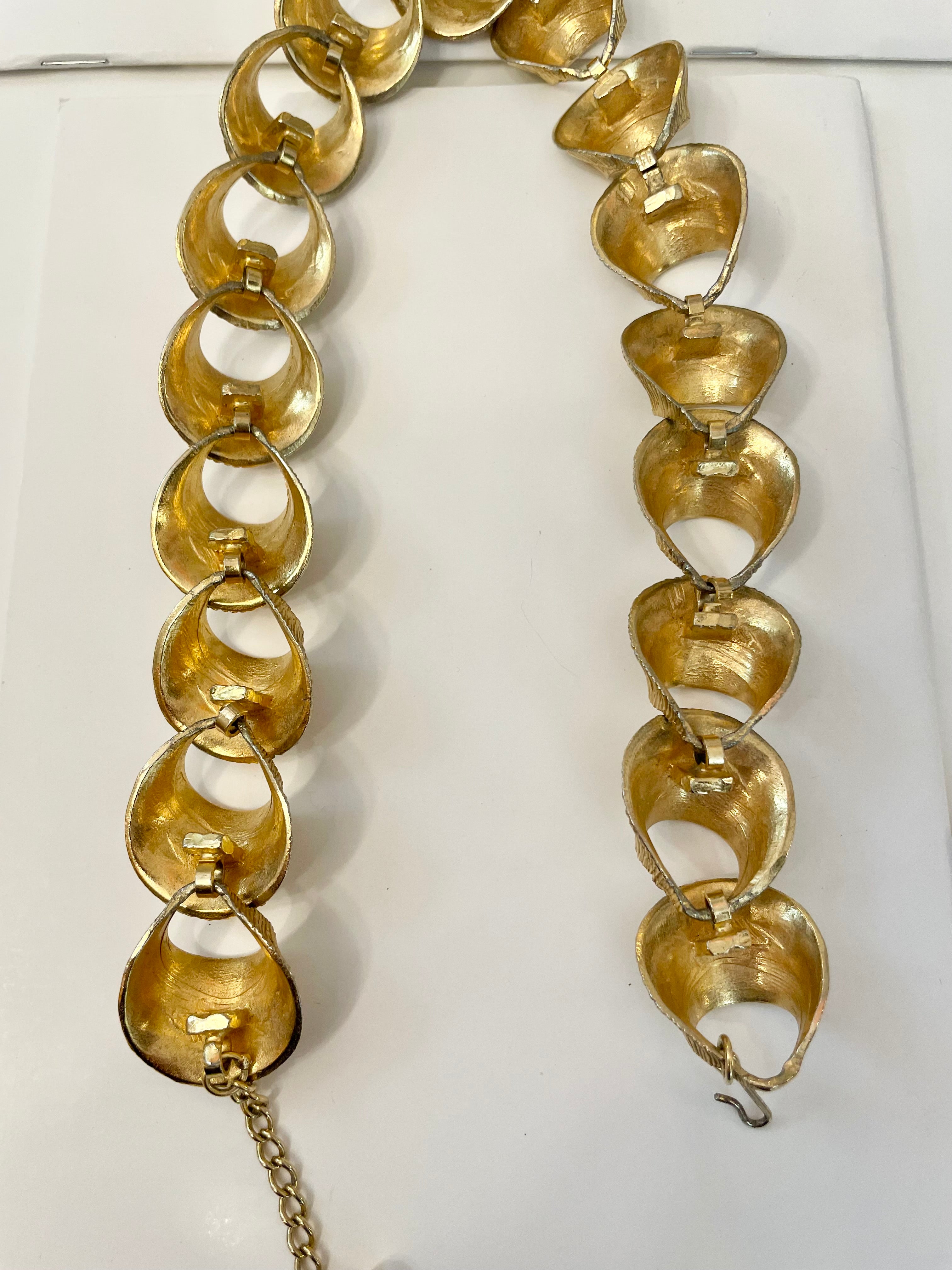 The Heiress and her love of the classy, and elegant... so adores this gold link necklace!