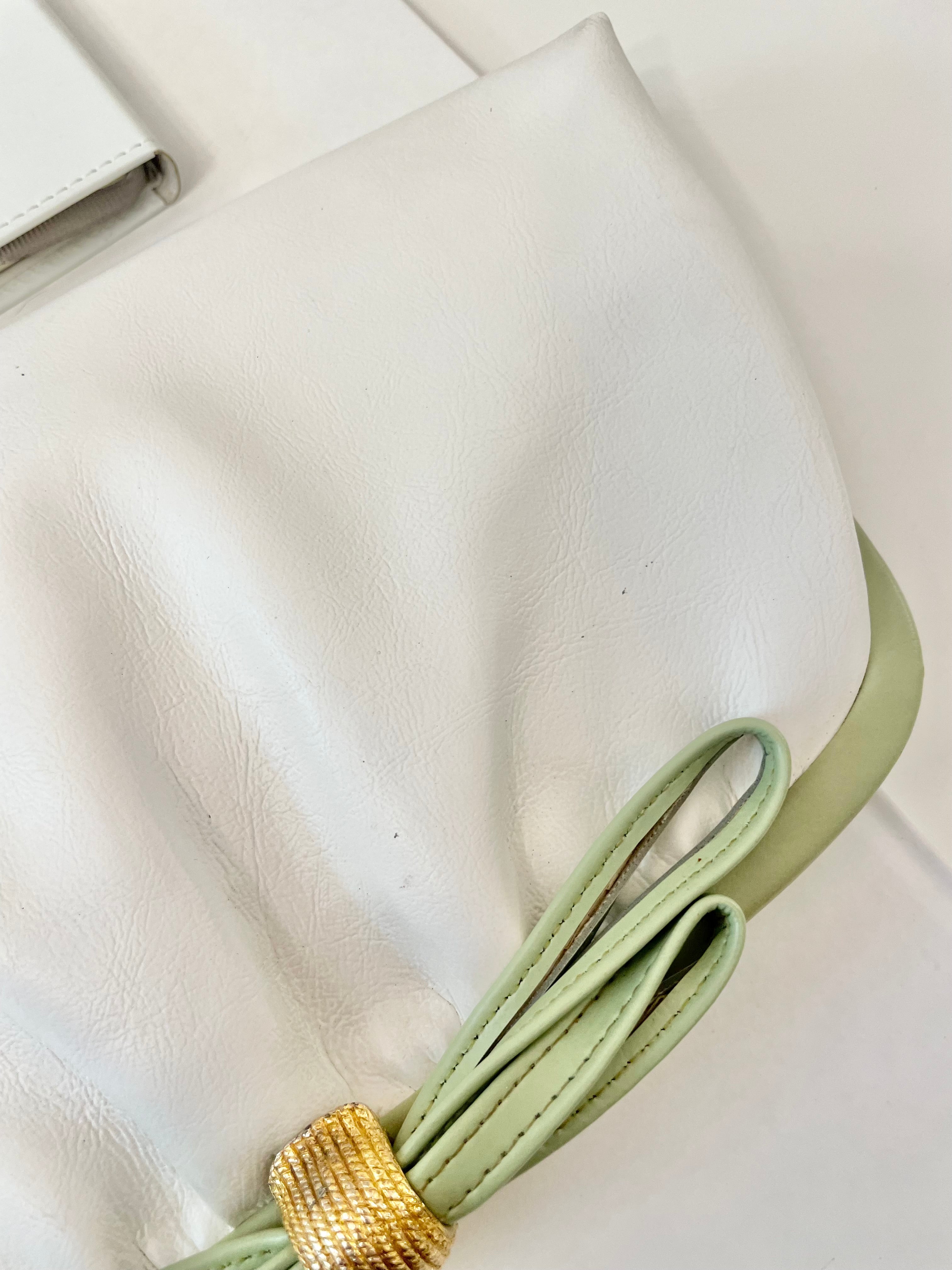 1960's Heiress loves a preppy white bag for Spring, and Summer, this one with the mint green pipping... is oh so divine!