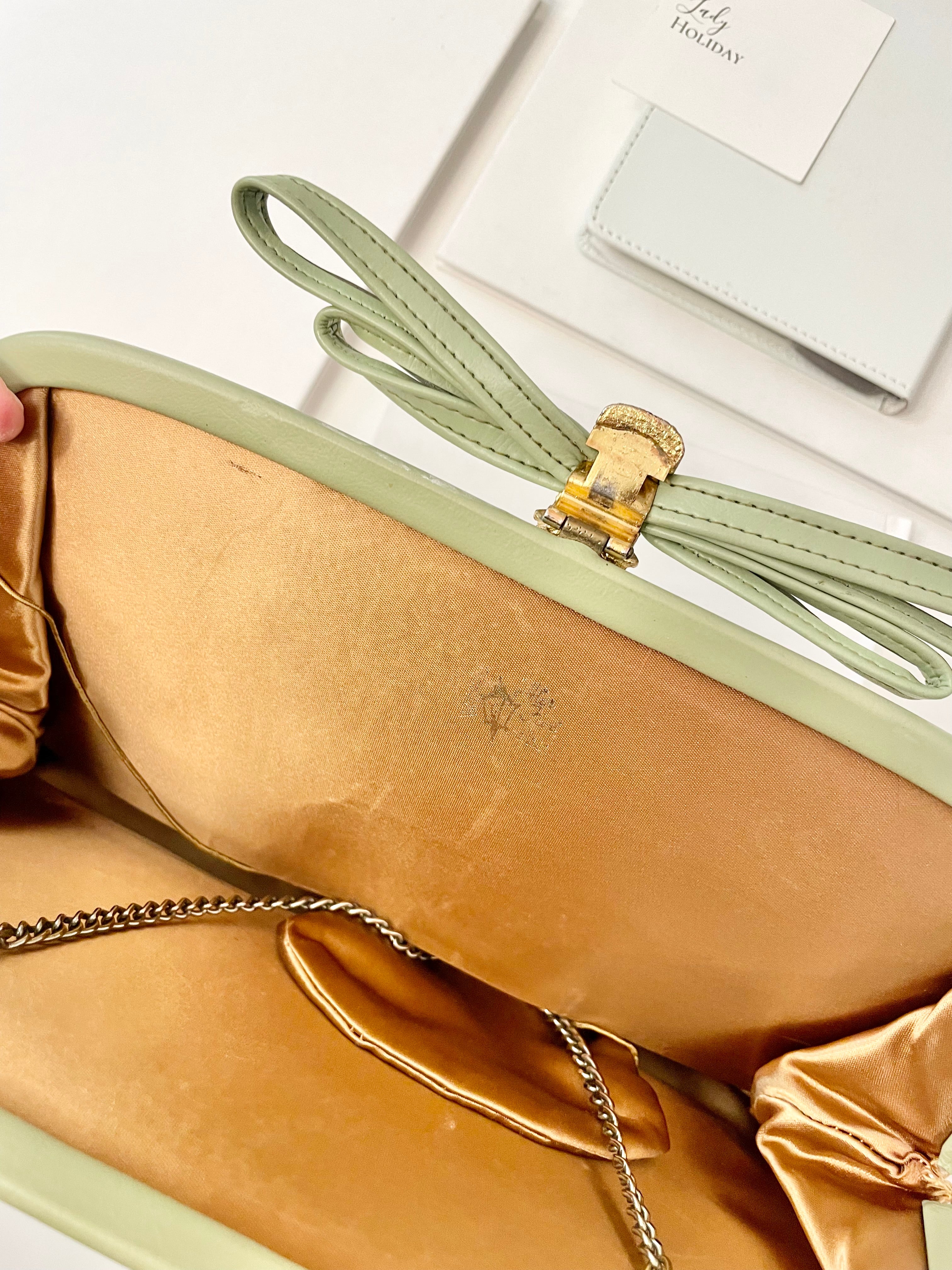 1960's Heiress loves a preppy white bag for Spring, and Summer, this one with the mint green pipping... is oh so divine!