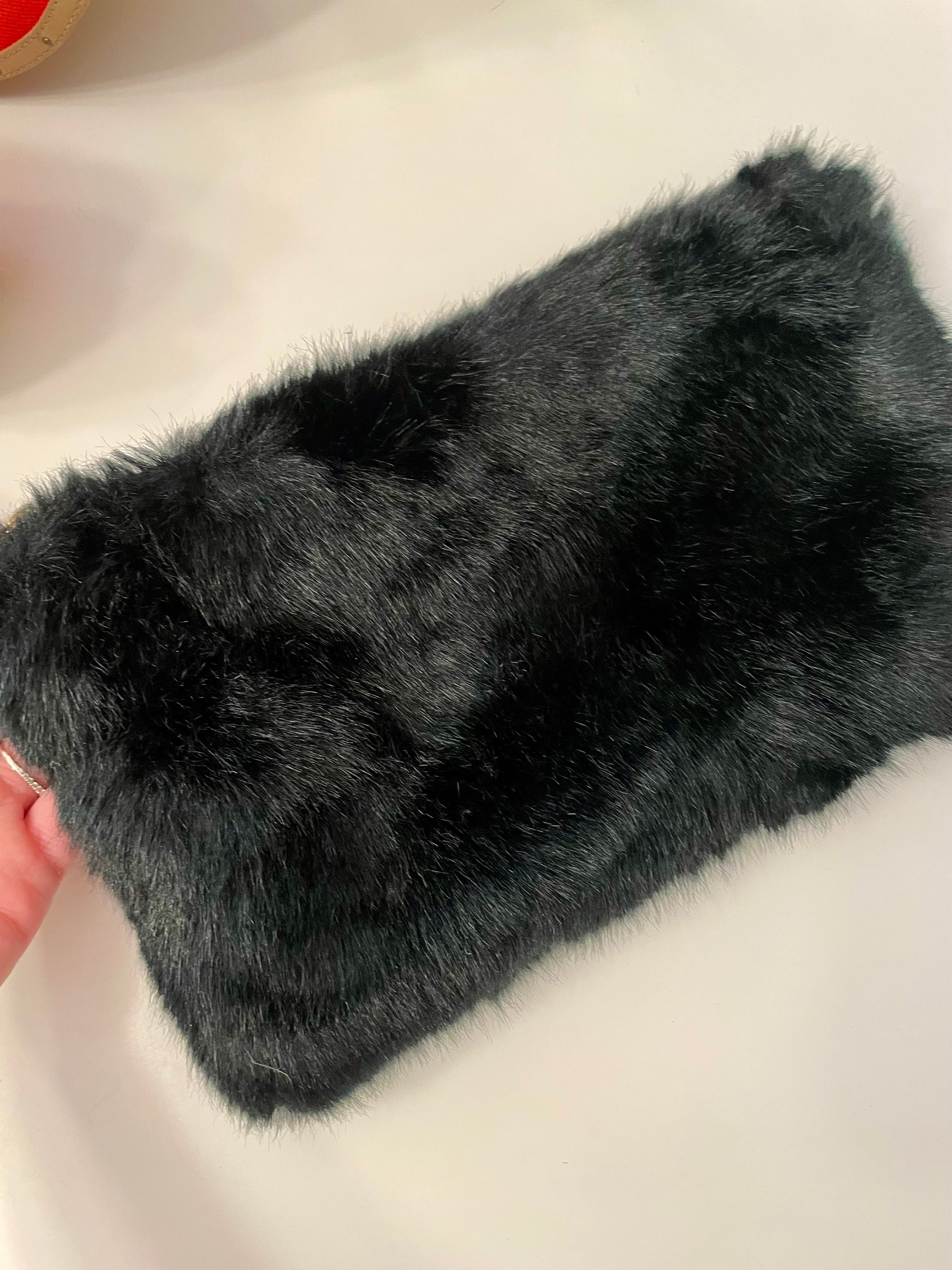 Ladies on Holiday, and her love of a classy evening bag! This noir faux fur clutch bag is so charming..