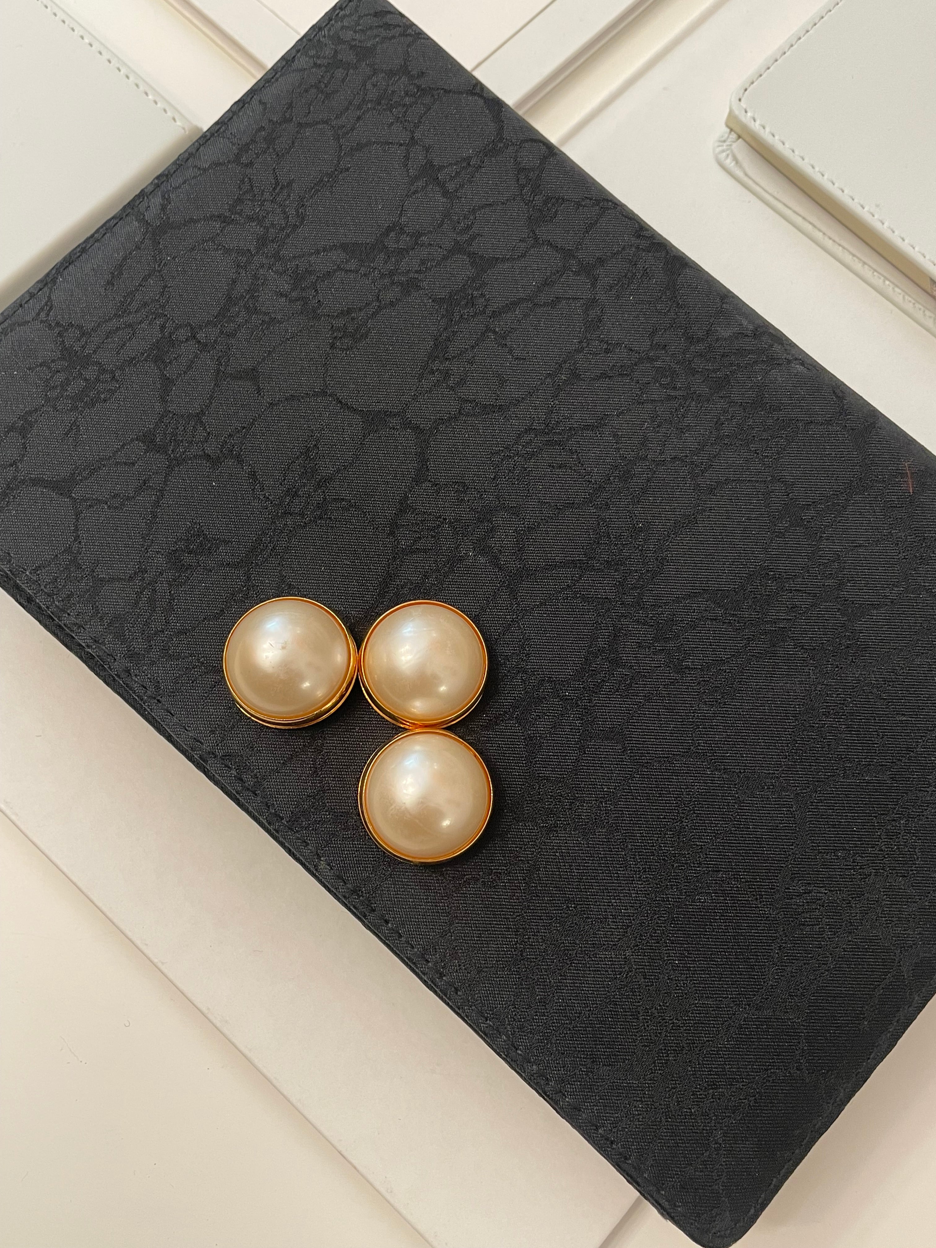 Isn't she charming delightful noir clutch bag, adorned with large pearls.... so elegant