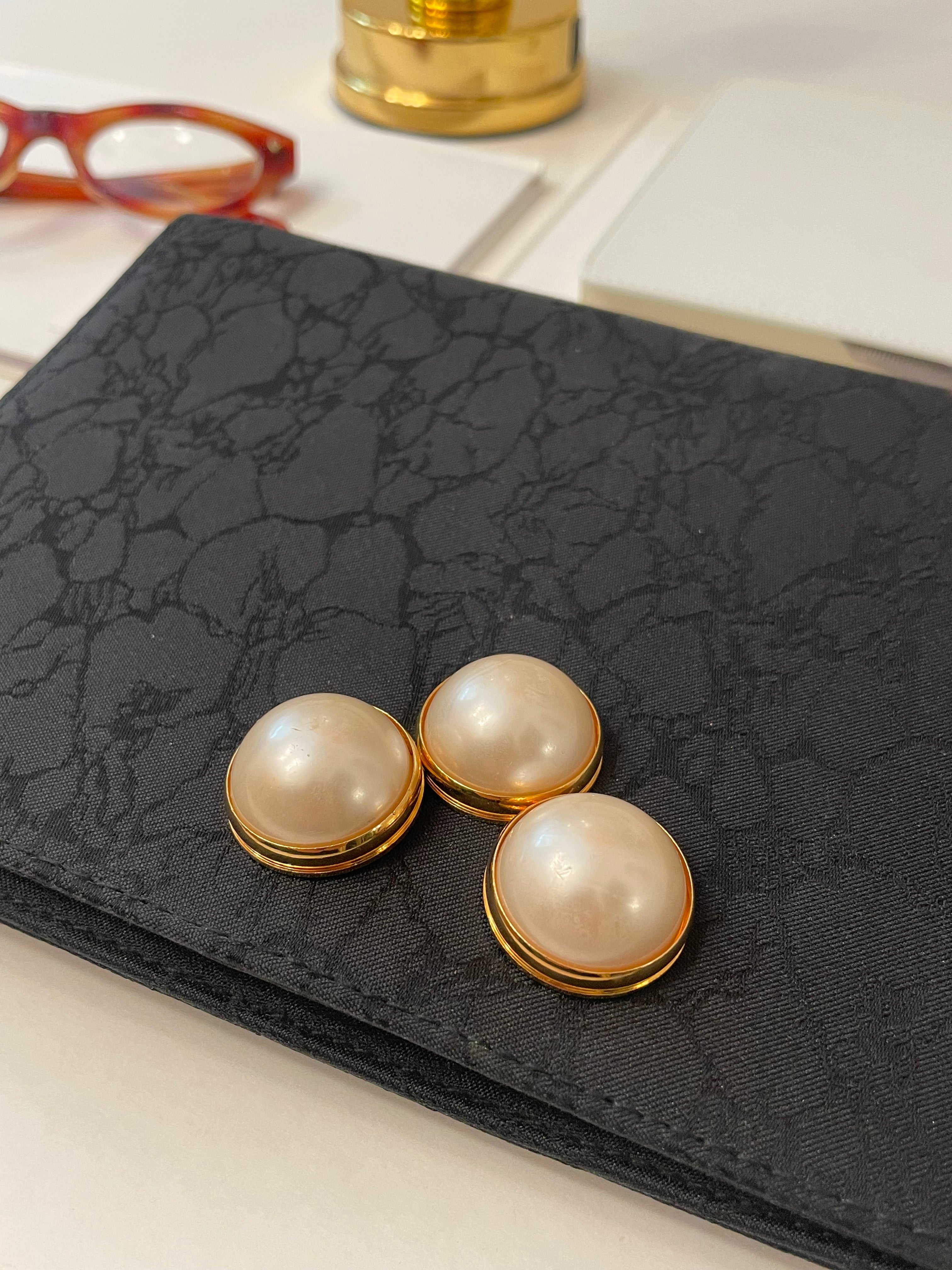 Isn't she charming delightful noir clutch bag, adorned with large pearls.... so elegant