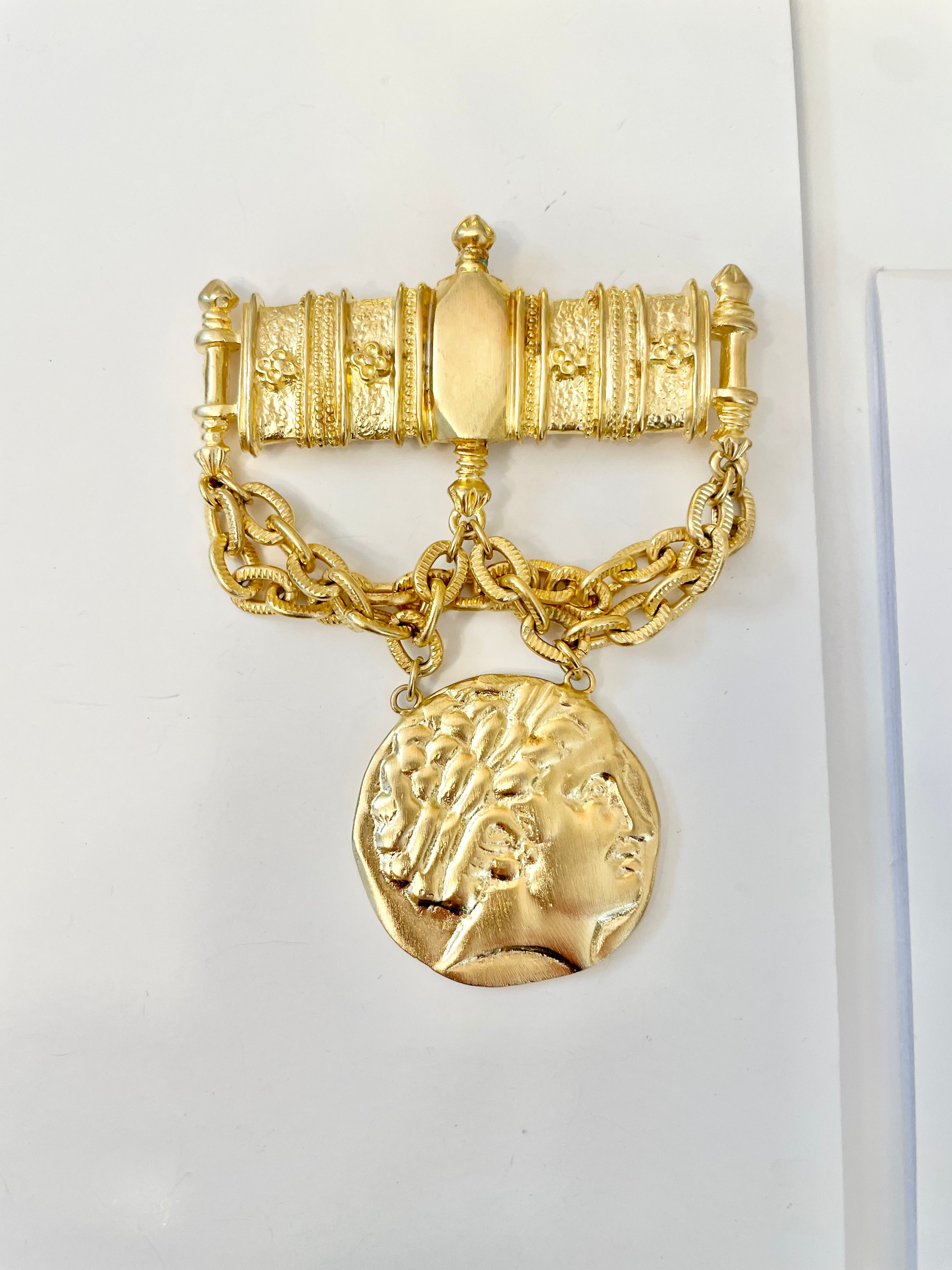 Super divine coin and chain gold brooch.... so elegant!