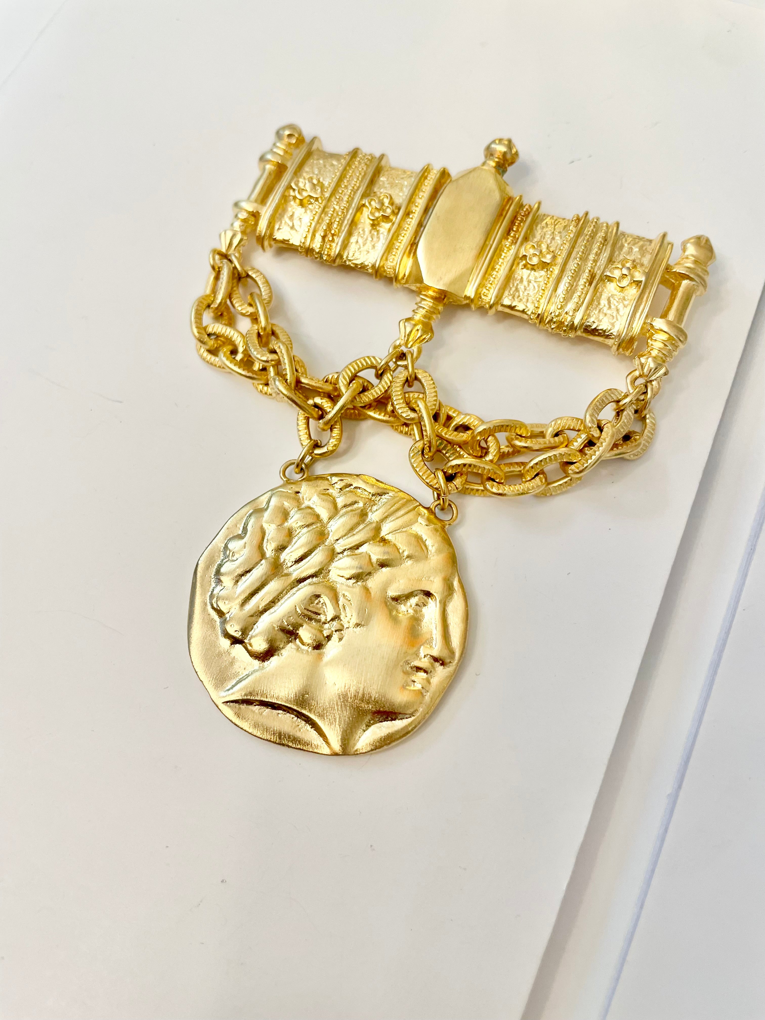 Super divine coin and chain gold brooch.... so elegant!