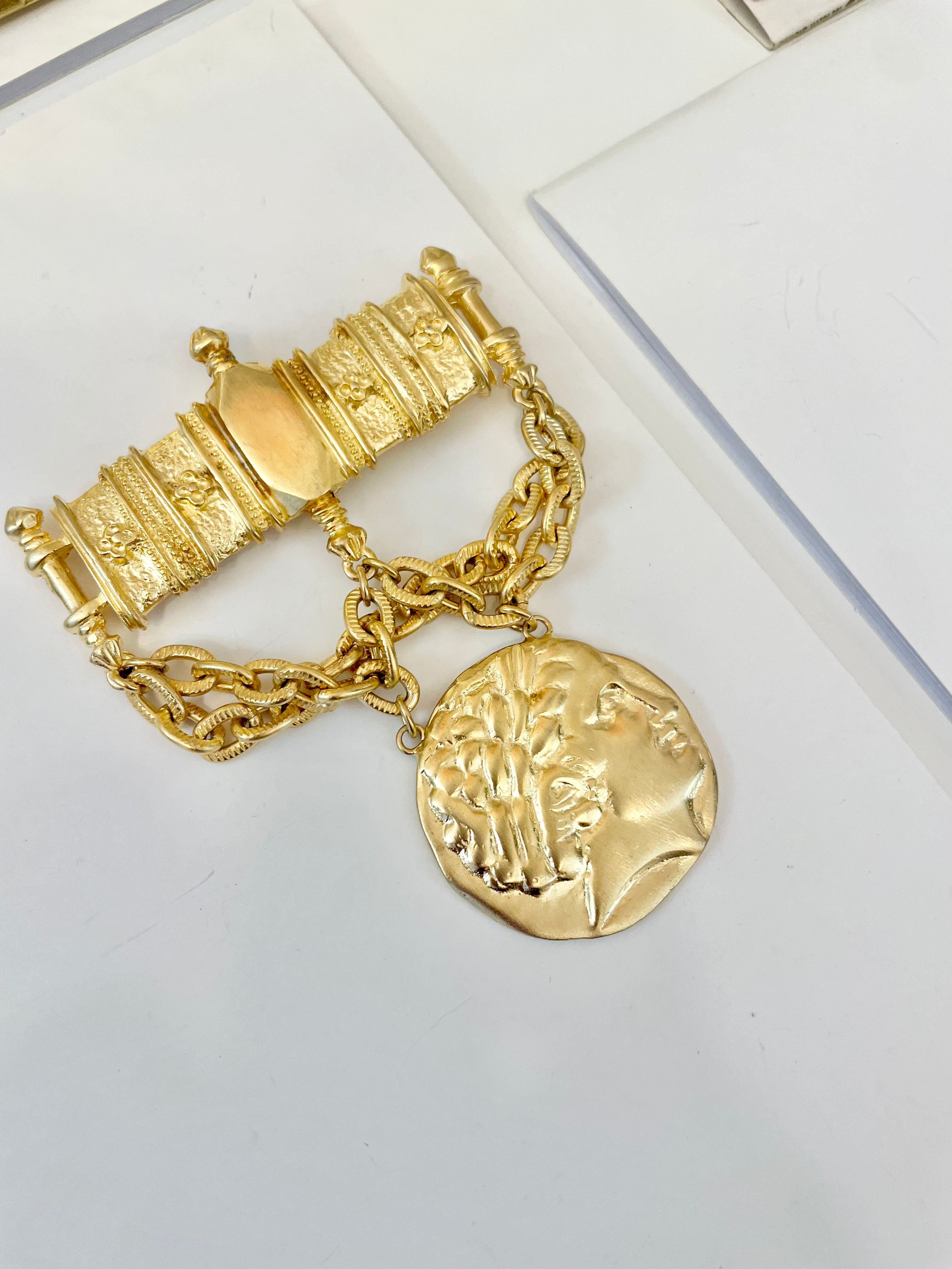 Super divine coin and chain gold brooch.... so elegant!