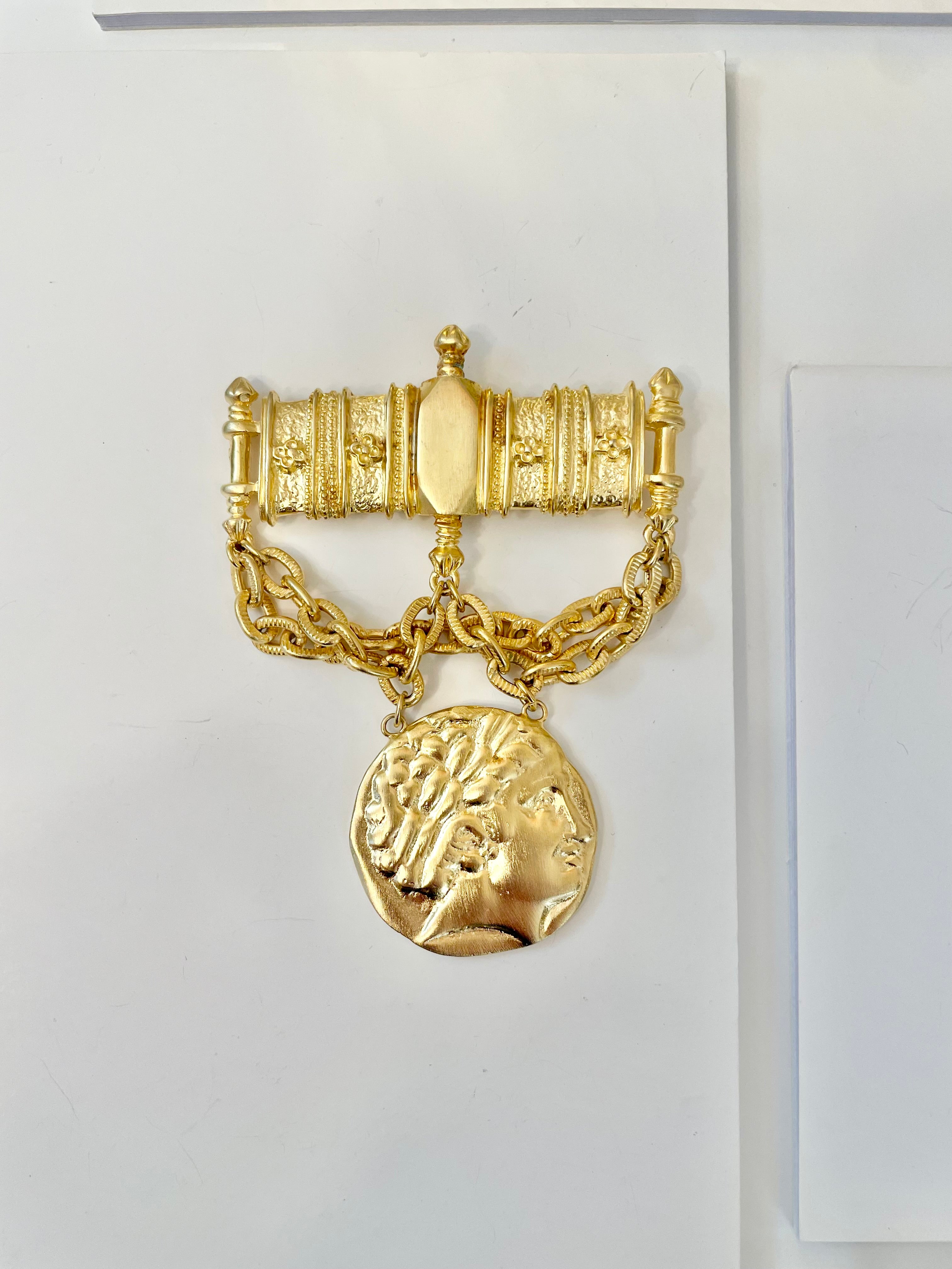 Super divine coin and chain gold brooch.... so elegant!