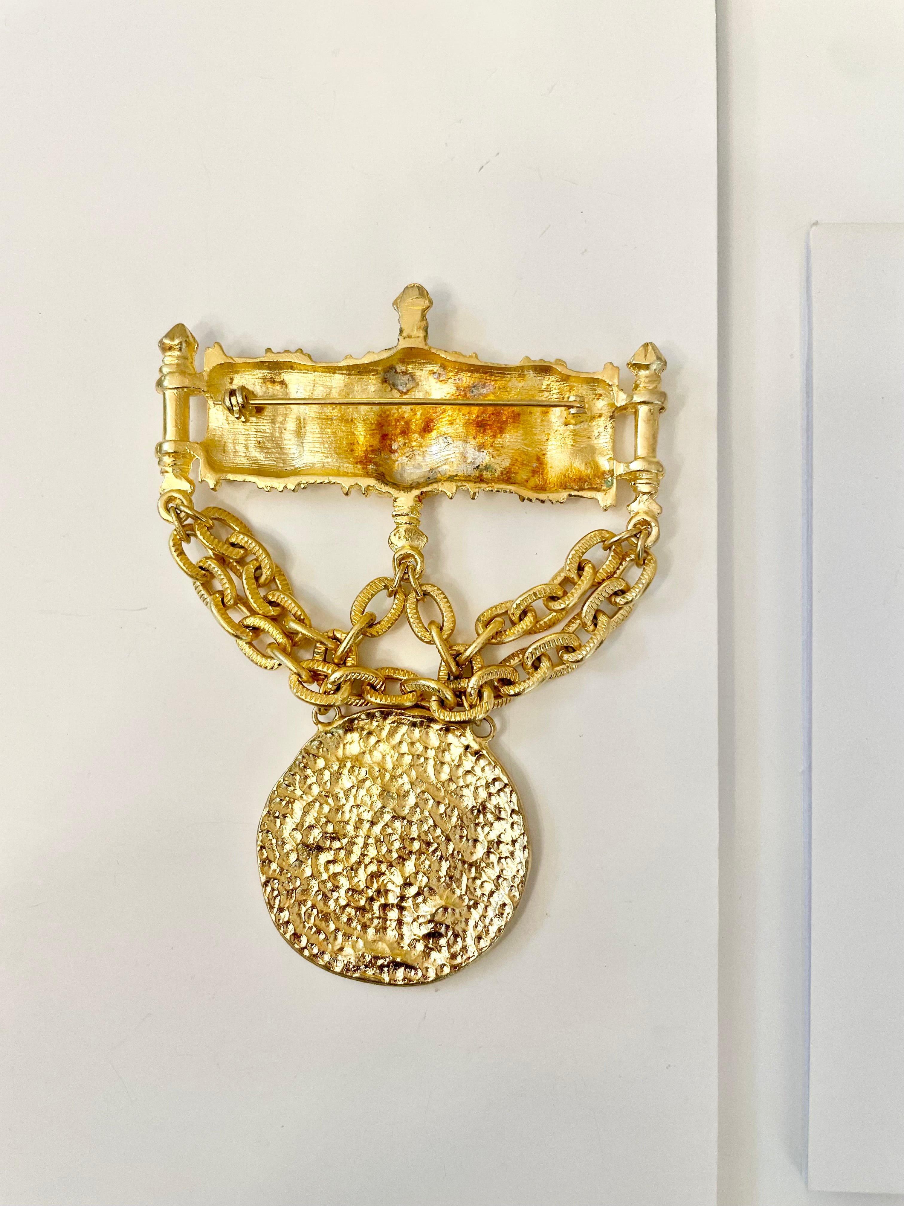 Super divine coin and chain gold brooch.... so elegant!