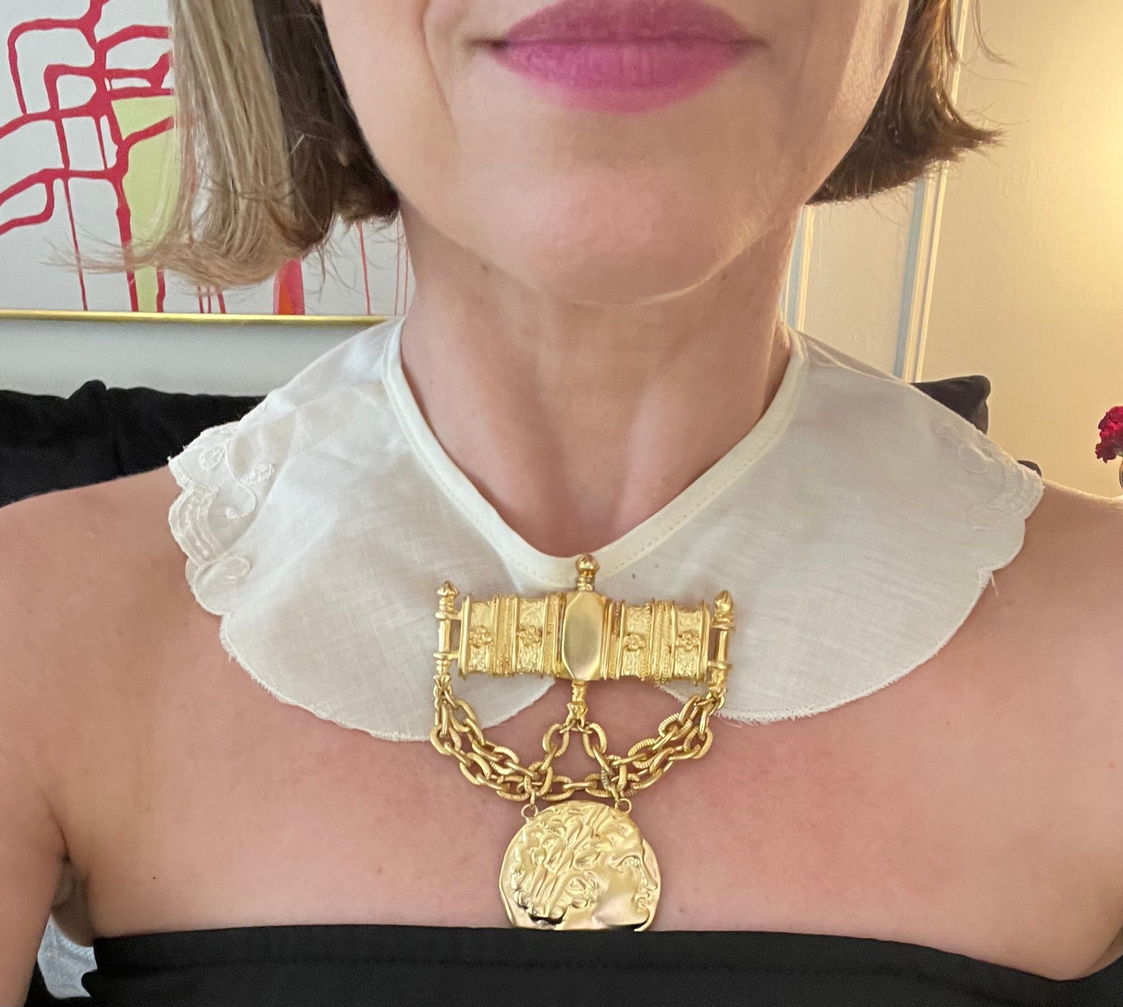 Super divine coin and chain gold brooch.... so elegant!