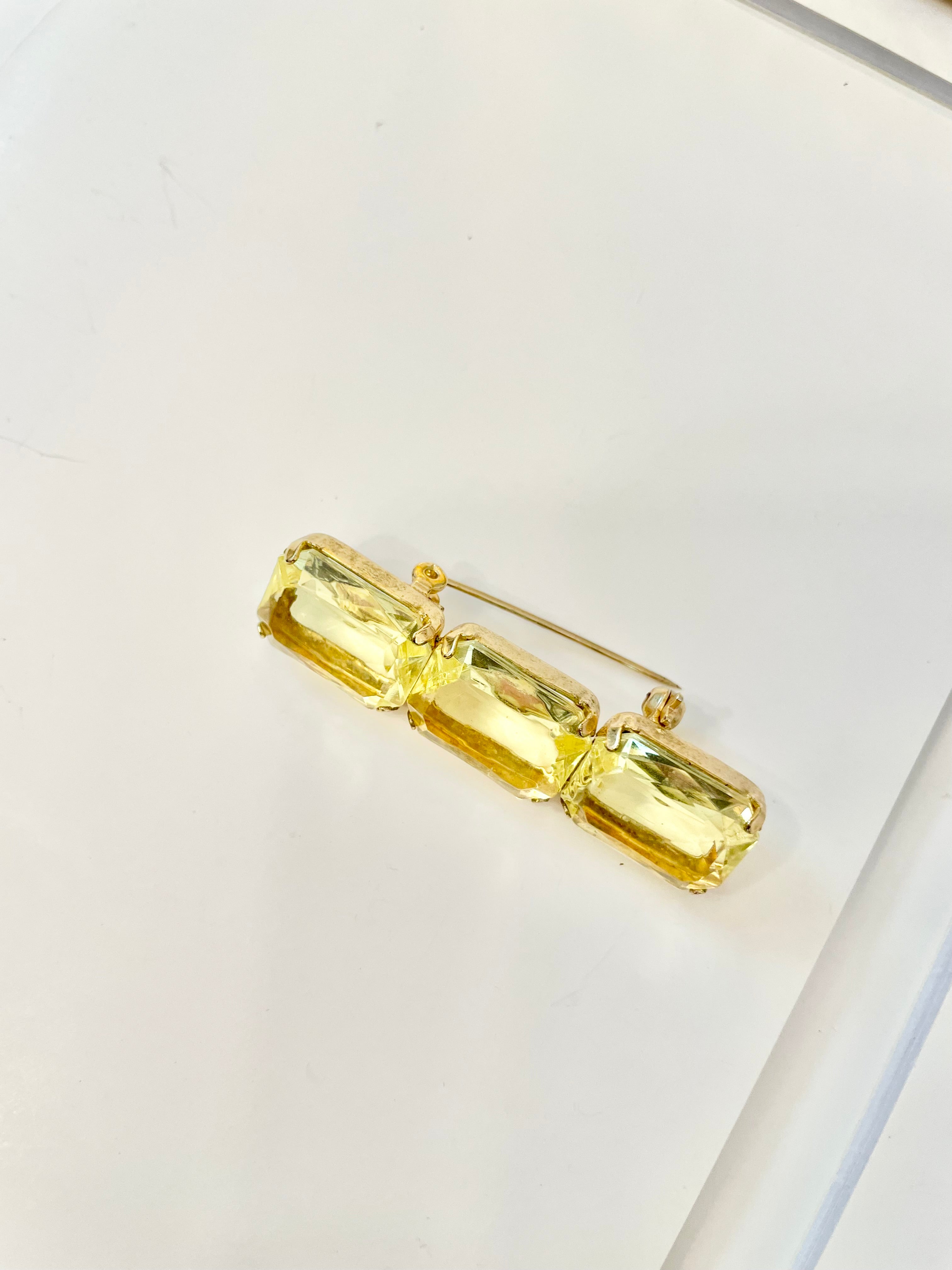 Vintage lemon acrylic bar pin ... a true classic.