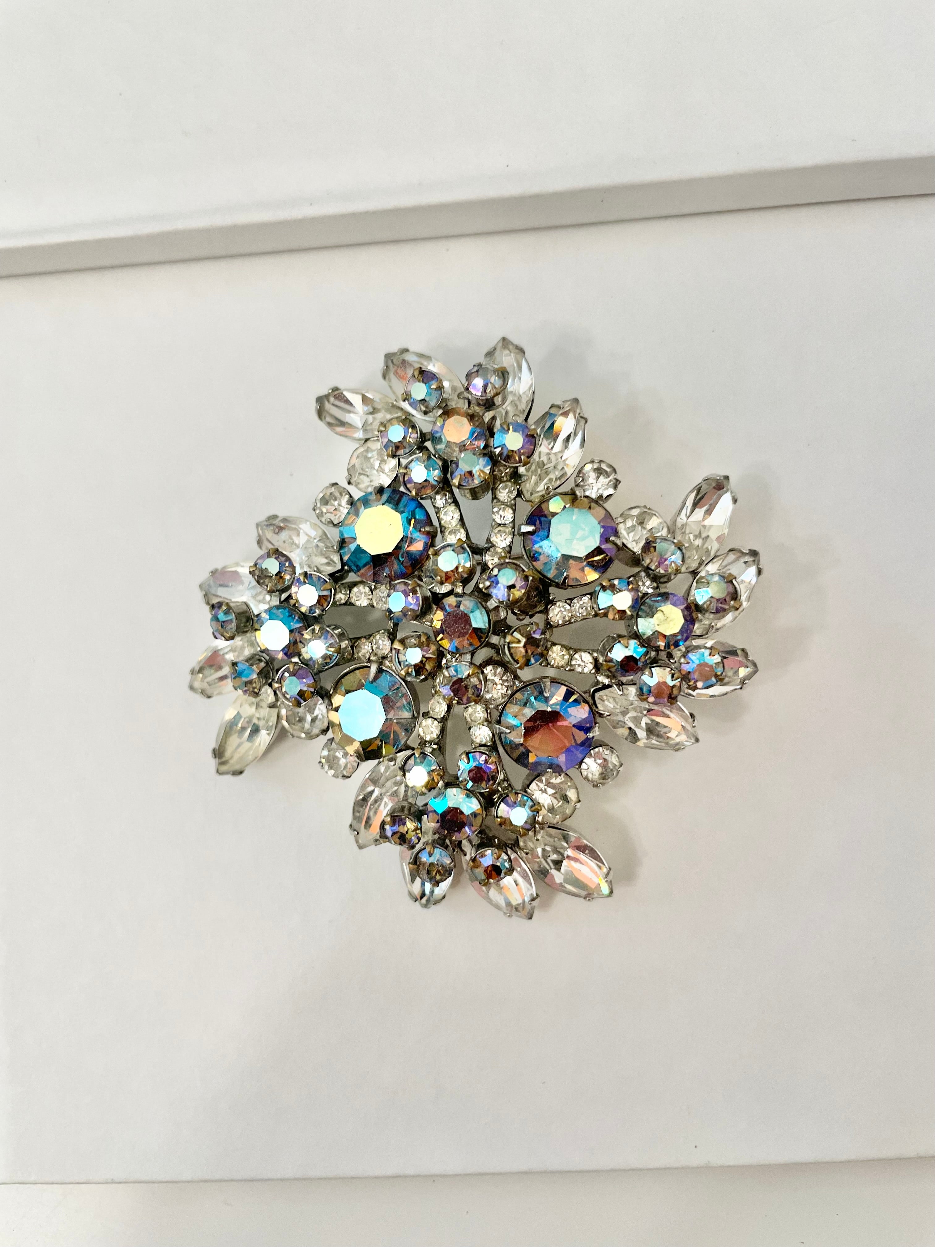 1960's shimmer delightful, large and show stopping brooch! So extraordinary