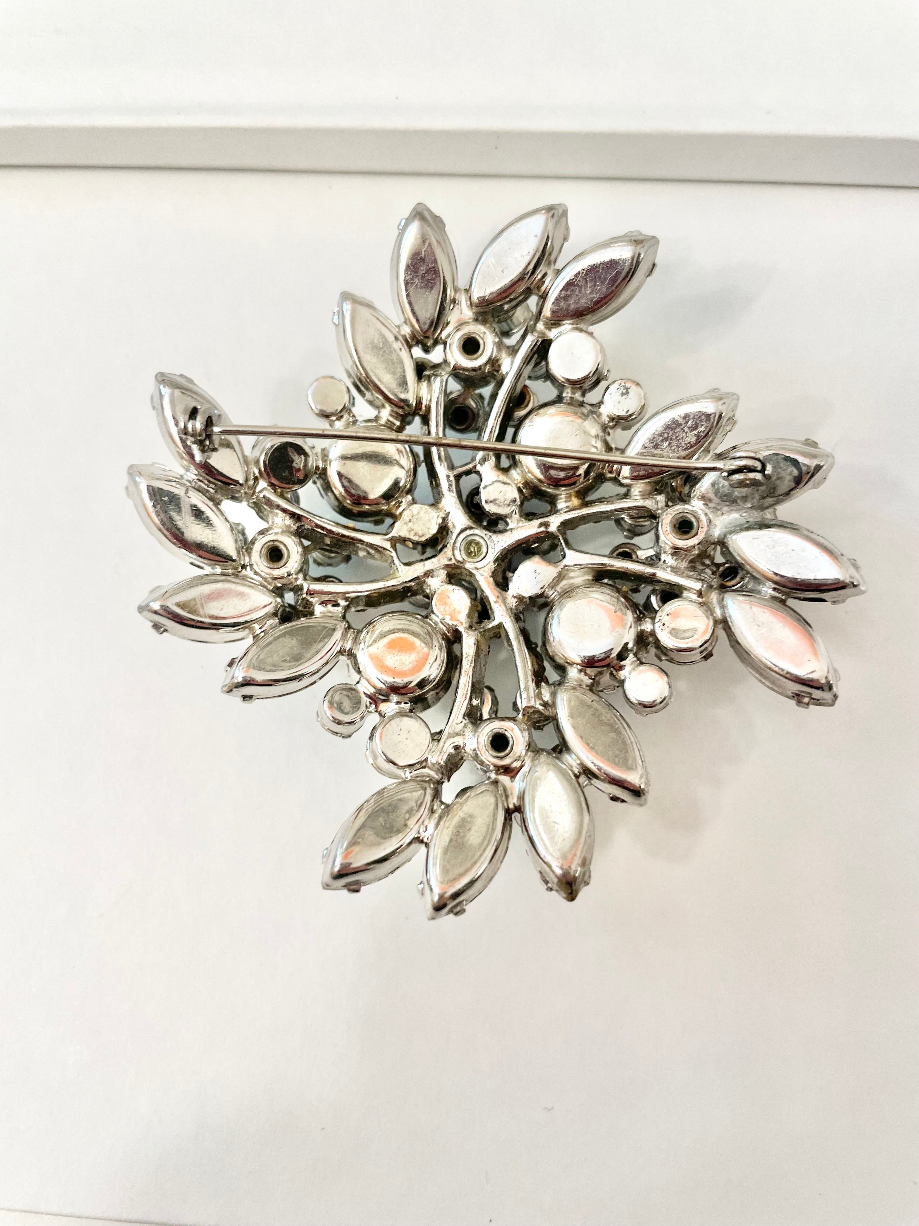 1960's shimmer delightful, large and show stopping brooch! So extraordinary