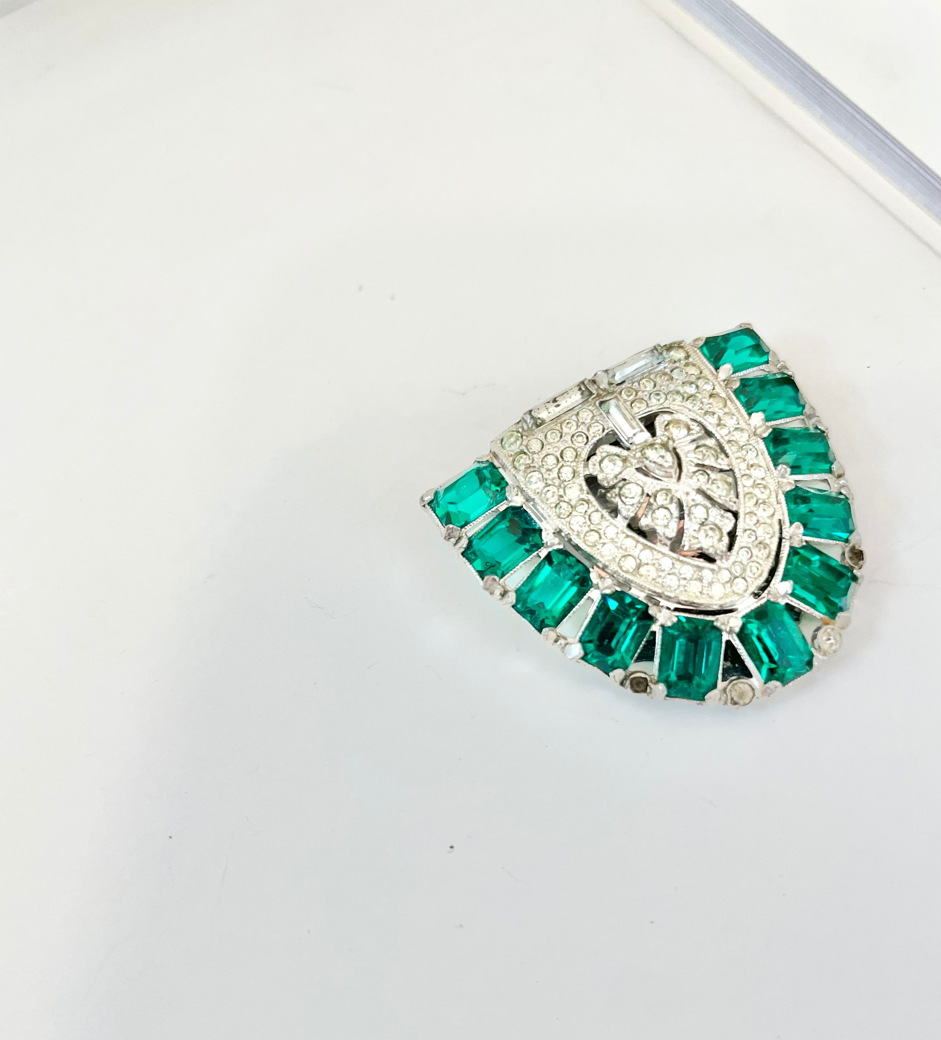 1930's stunning emerald glass fur clip... so divine