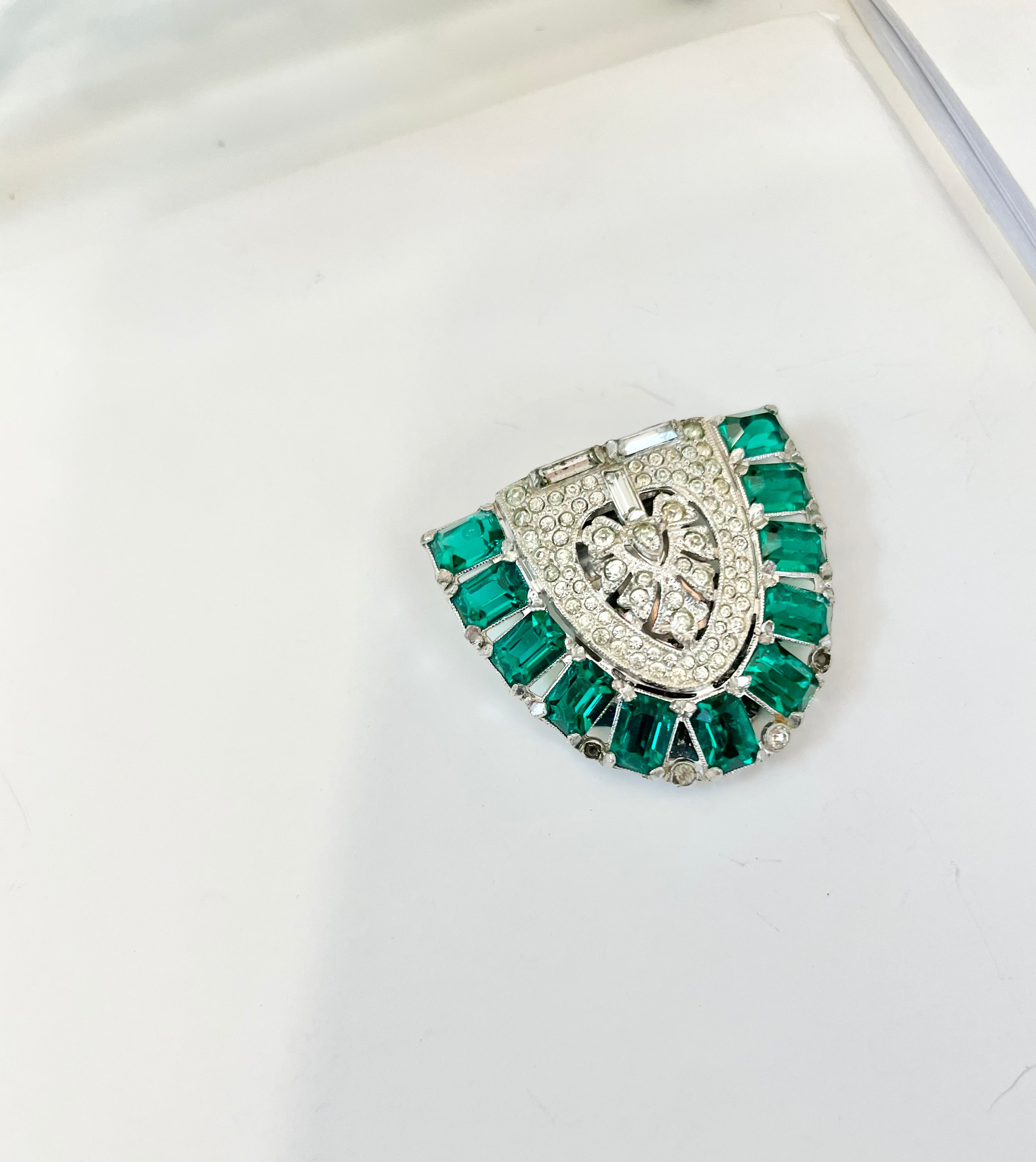 1930's stunning emerald glass fur clip... so divine