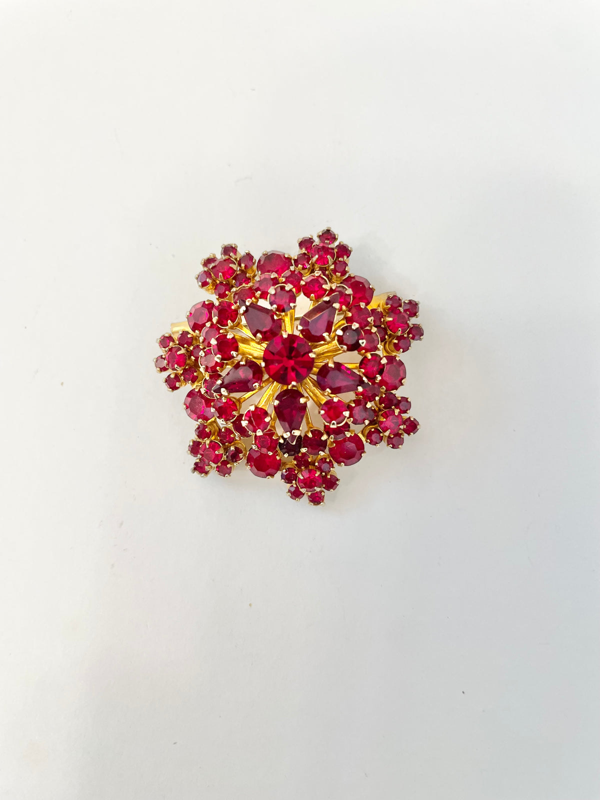 Vintage stunning ruby glass brooch.... so extraordinary!