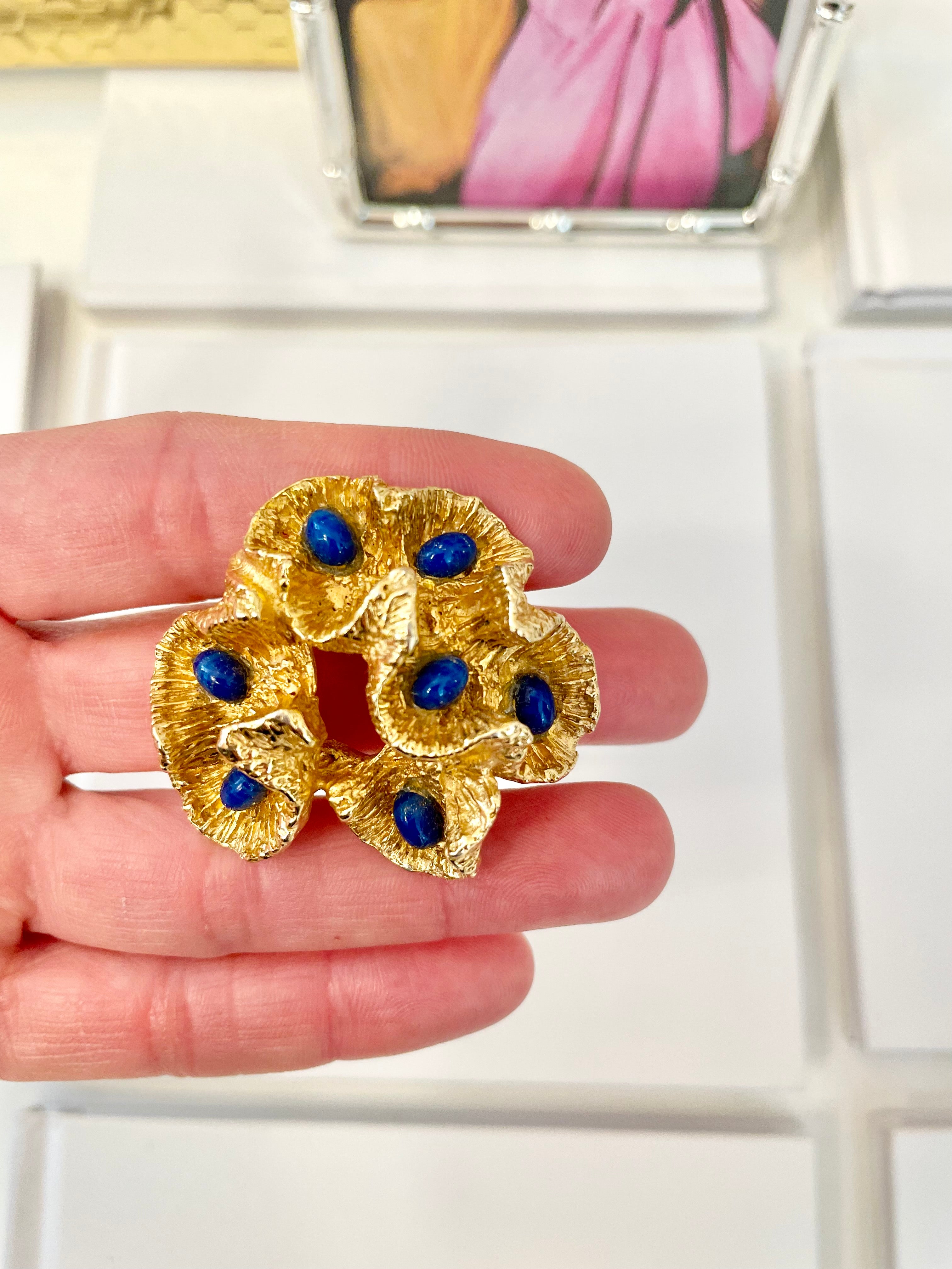 The most chic sculpted gold brooch with faux lapis stones.... so brilliant!