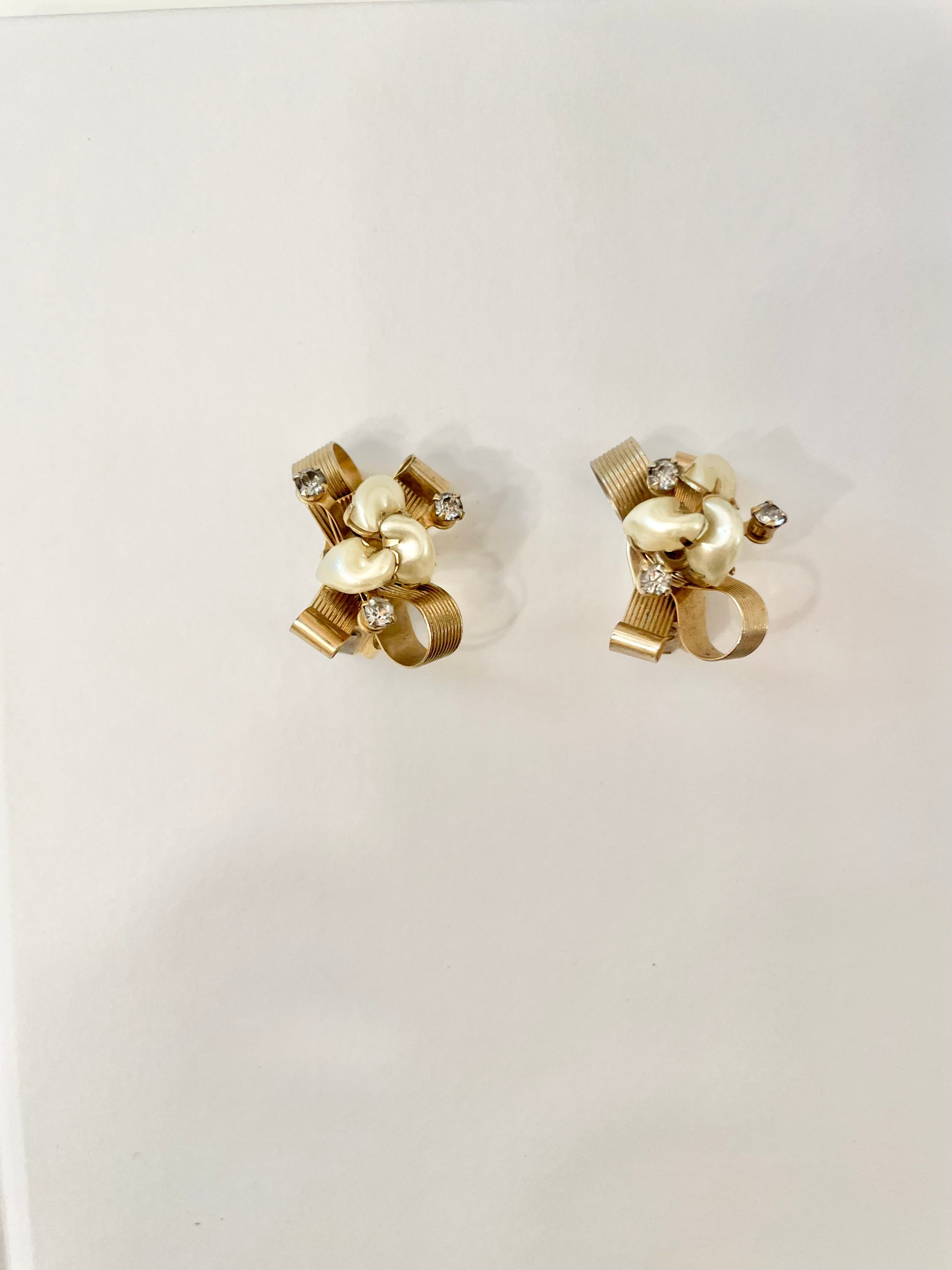 1960's feminine bow earrings, with faux pearls... so timeless!