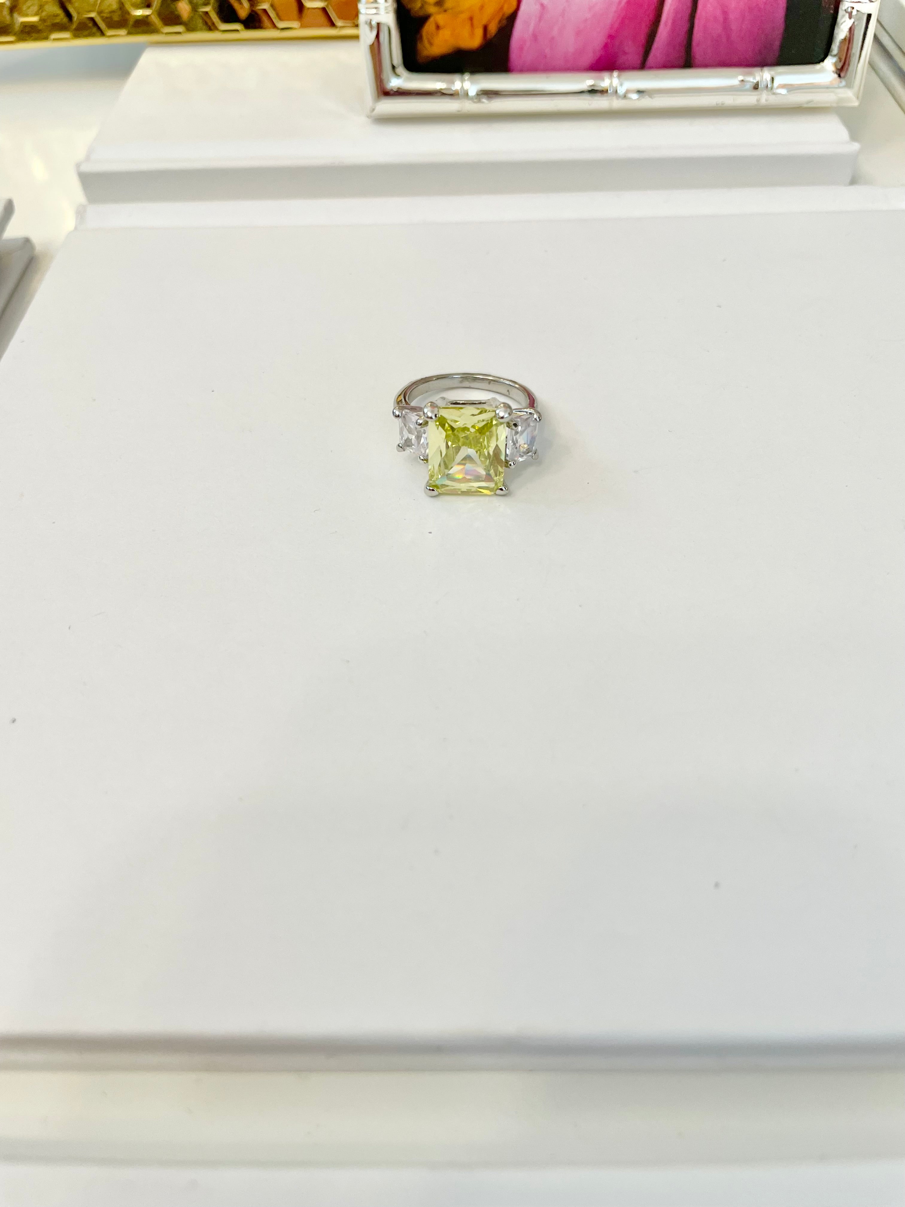 The most delightful lemon glass cocktail ring... so chic!