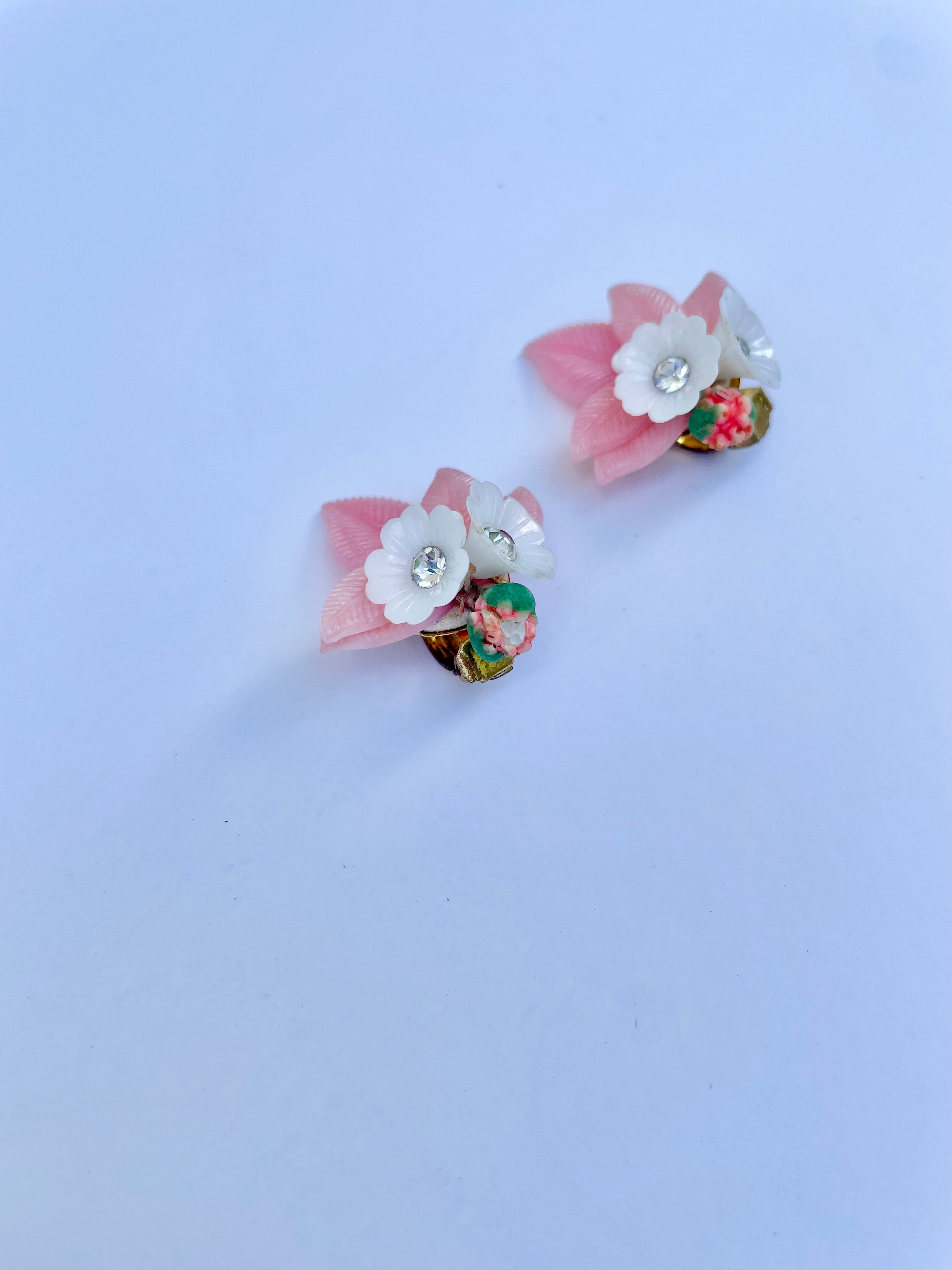 1960's Flirty gal loves a classy flower earrings.... so lovely