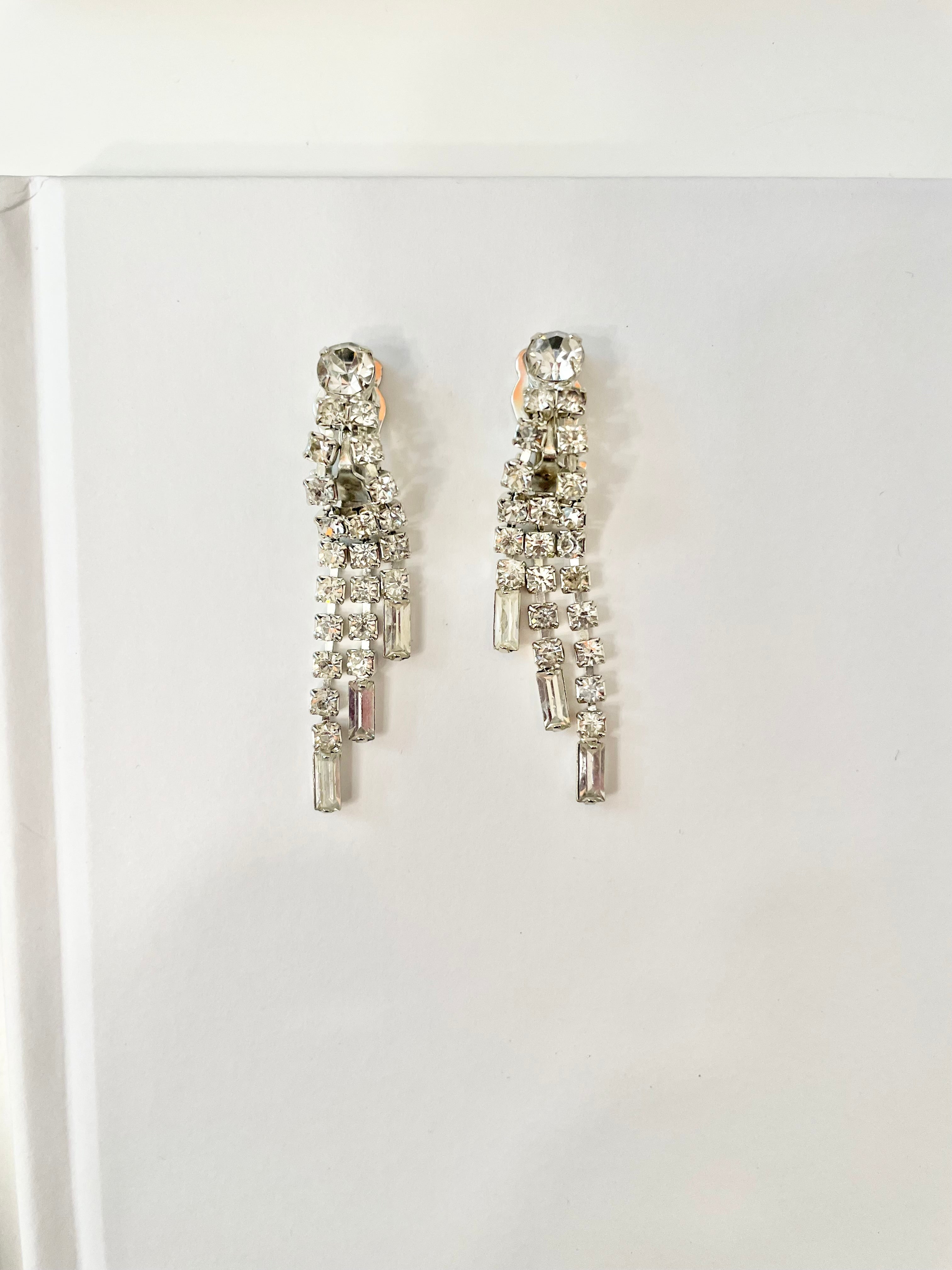 Truly elegant 1960's drop earrings... so glamorous!