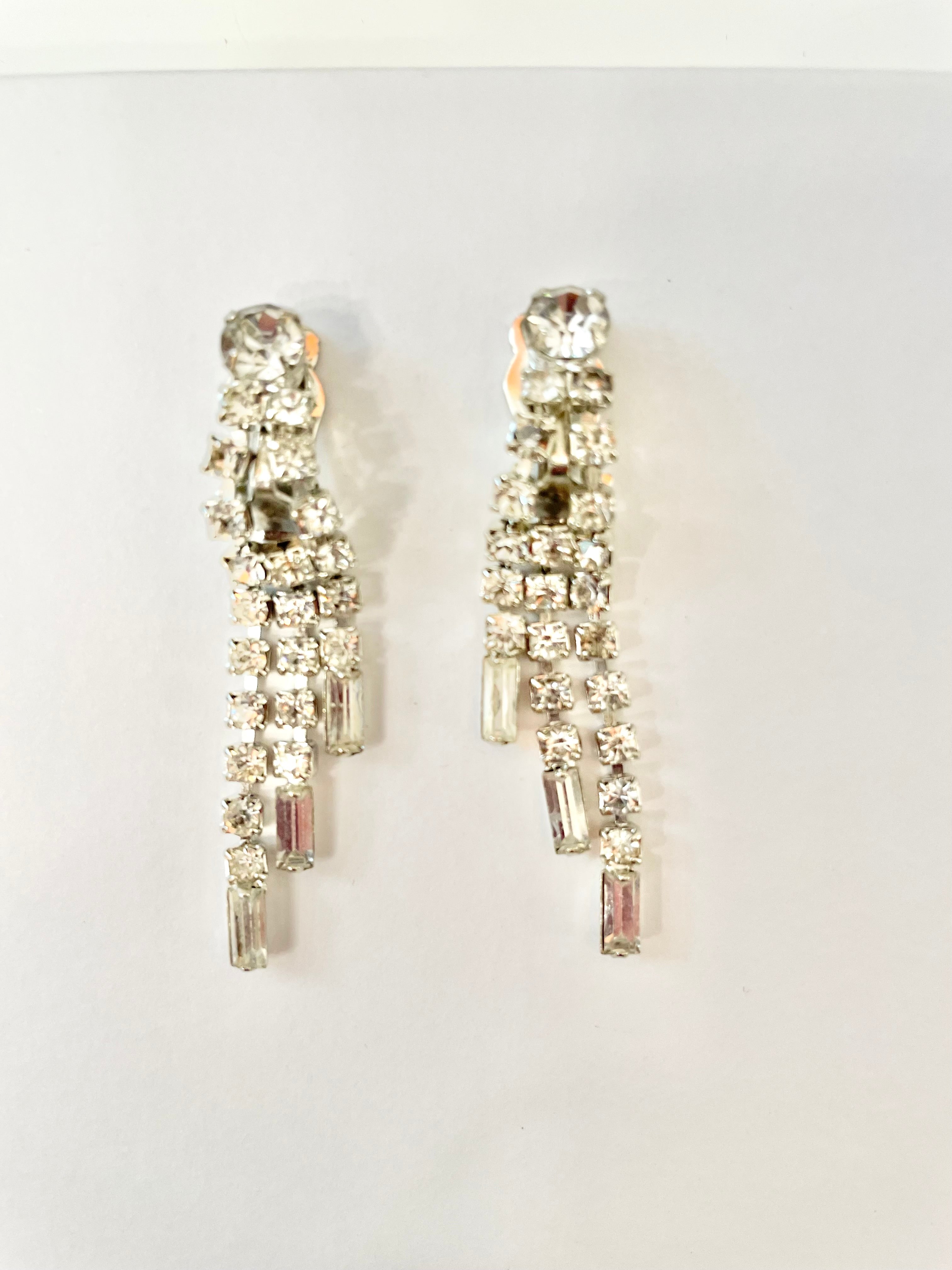 Truly elegant 1960's drop earrings... so glamorous!