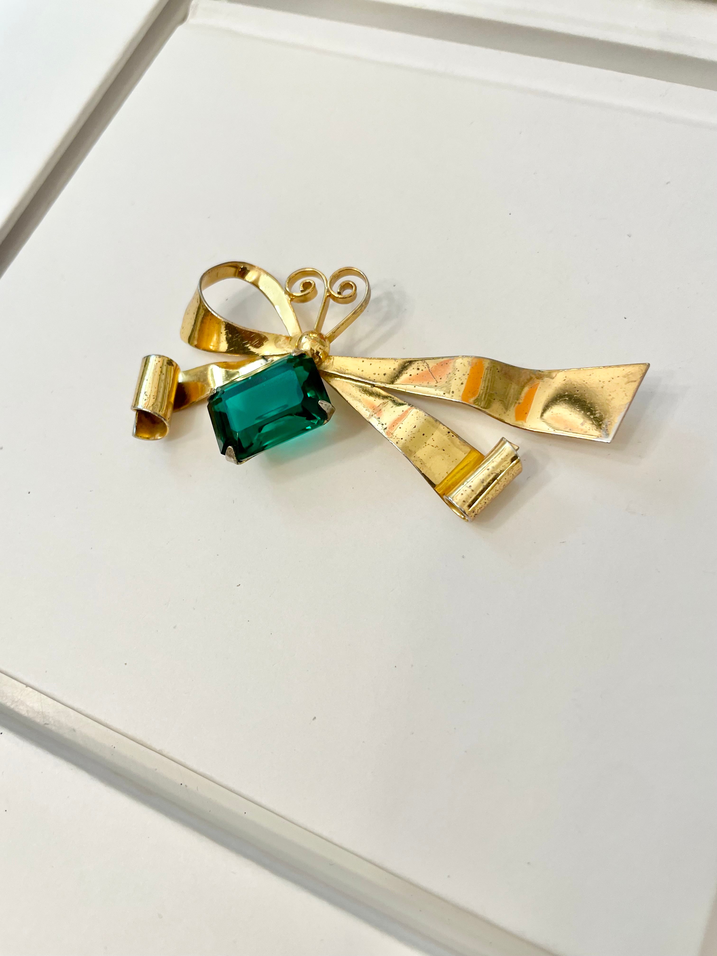 Absolutely stunning 1940's emerald glass chic brooch..... truly divine