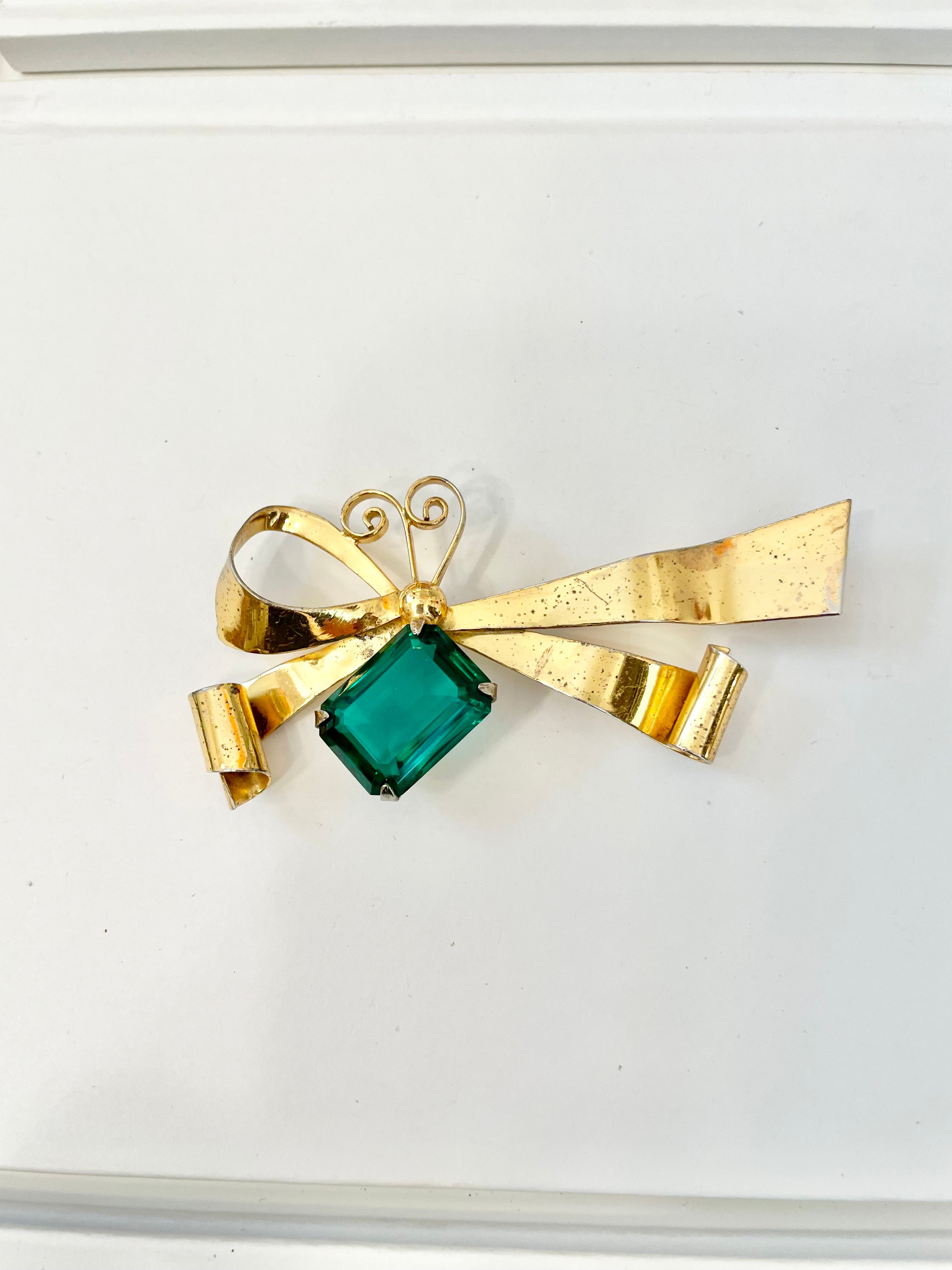Absolutely stunning 1940's emerald glass chic brooch..... truly divine
