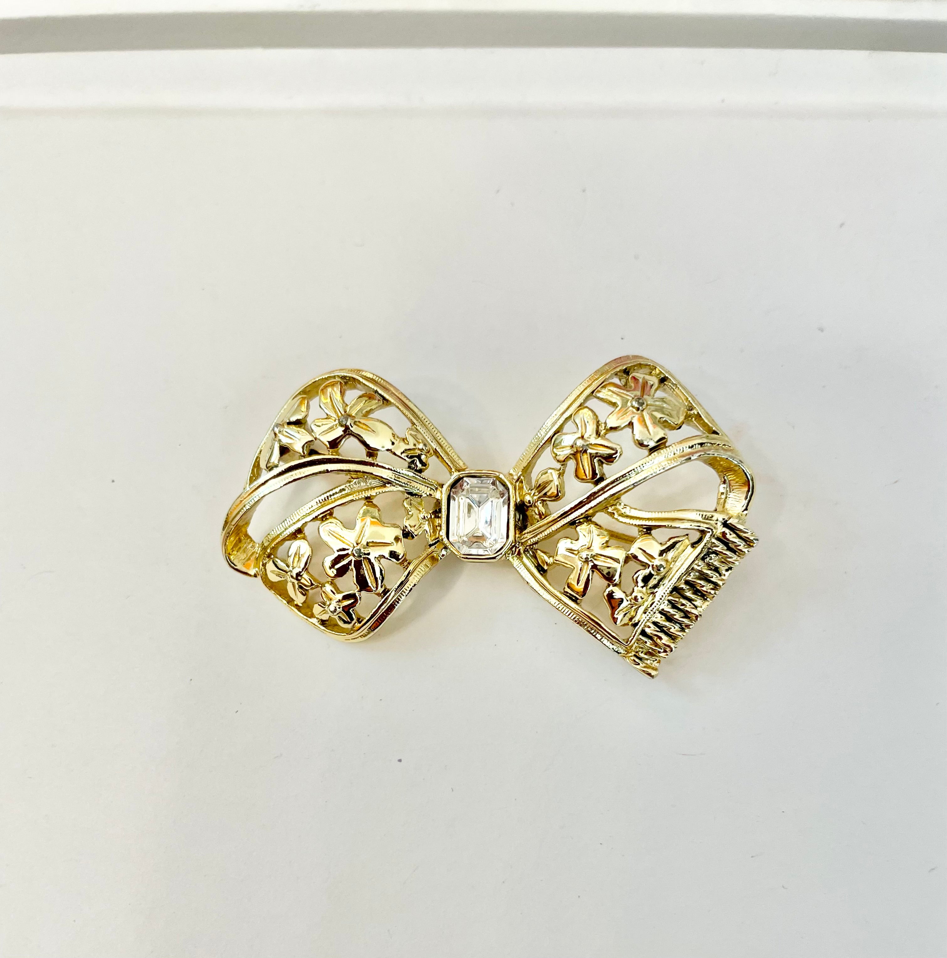 The preppy gals love a classy bow brooch!!