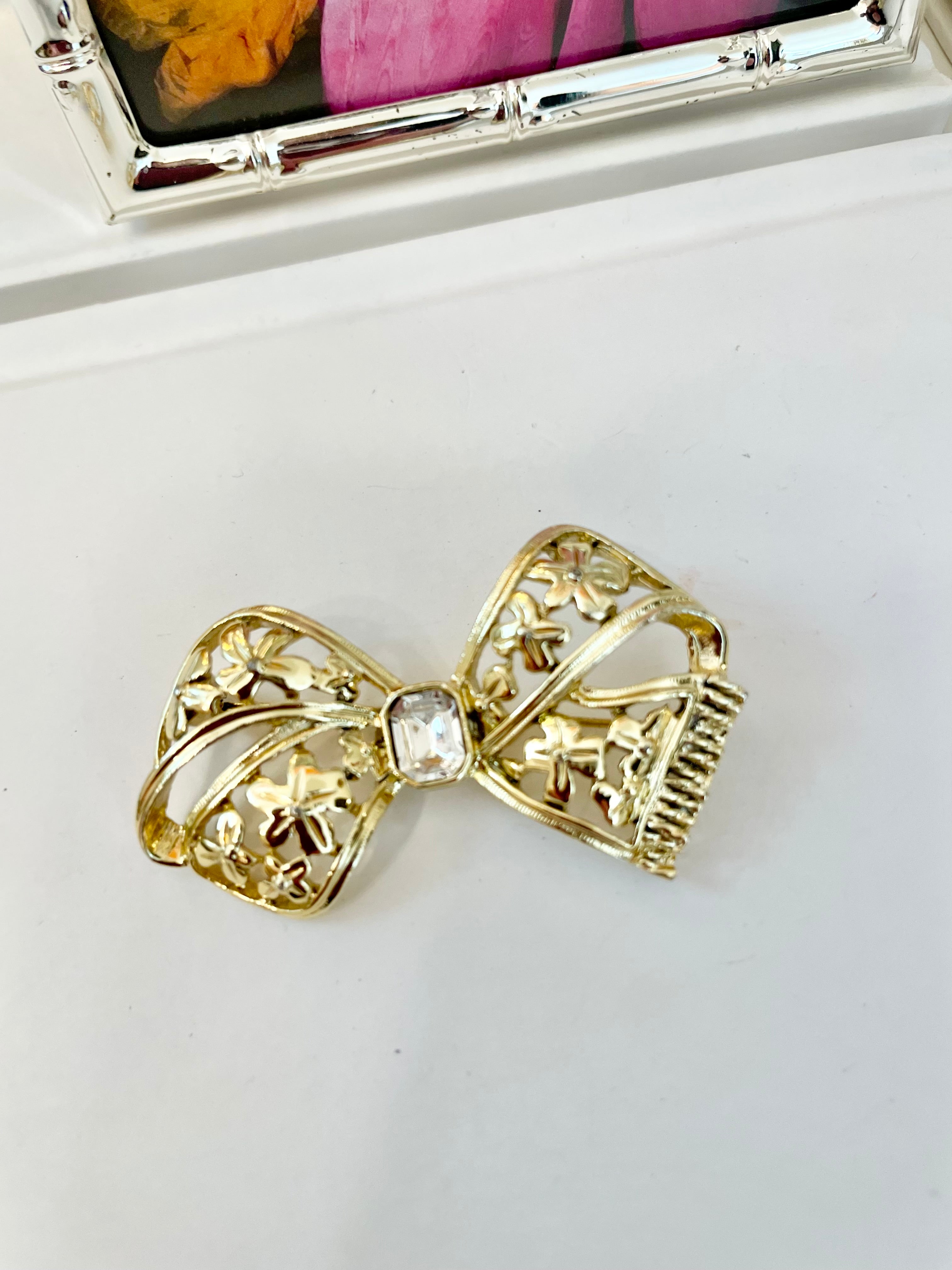 The preppy gals love a classy bow brooch!!