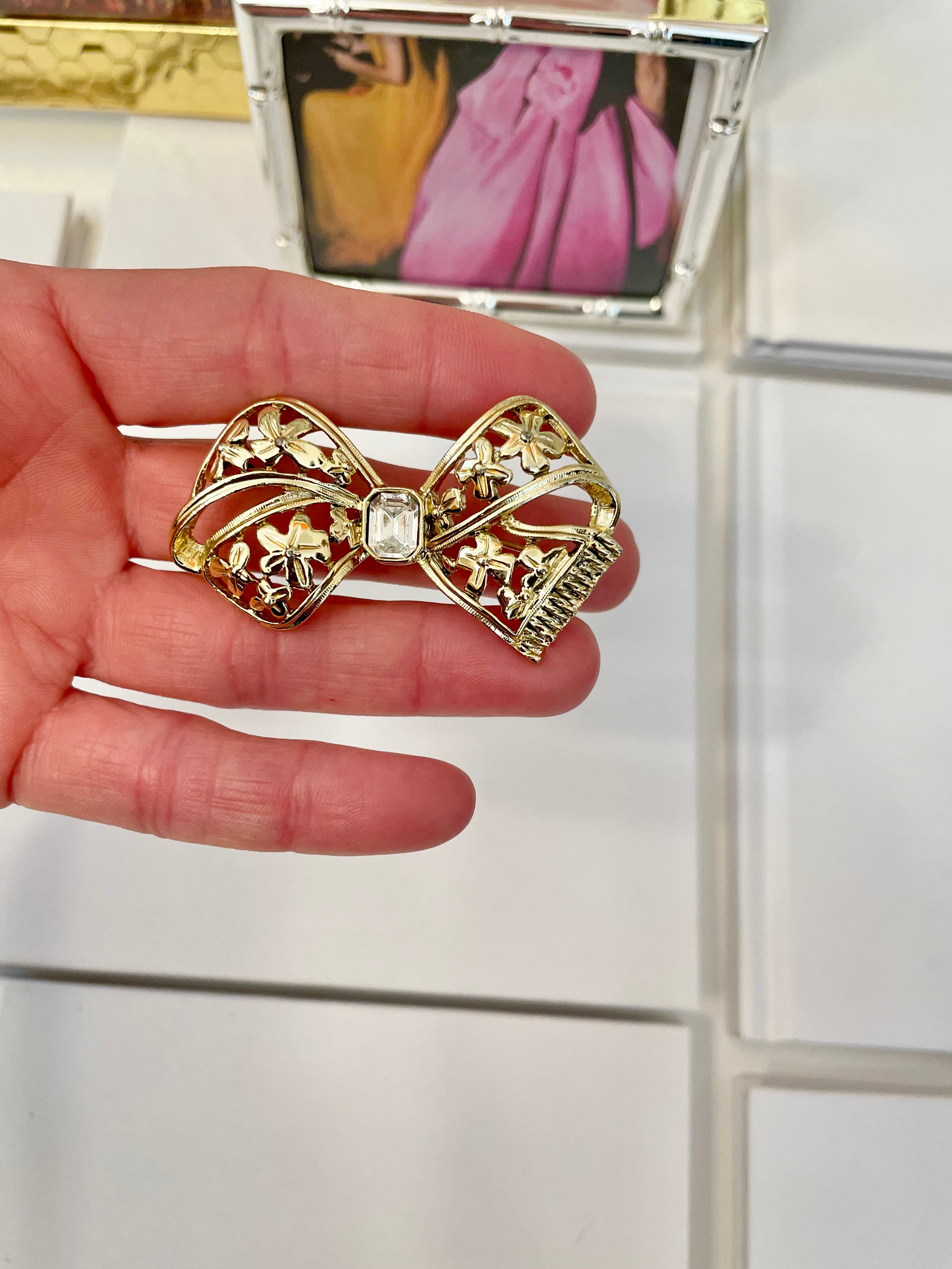 The preppy gals love a classy bow brooch!!